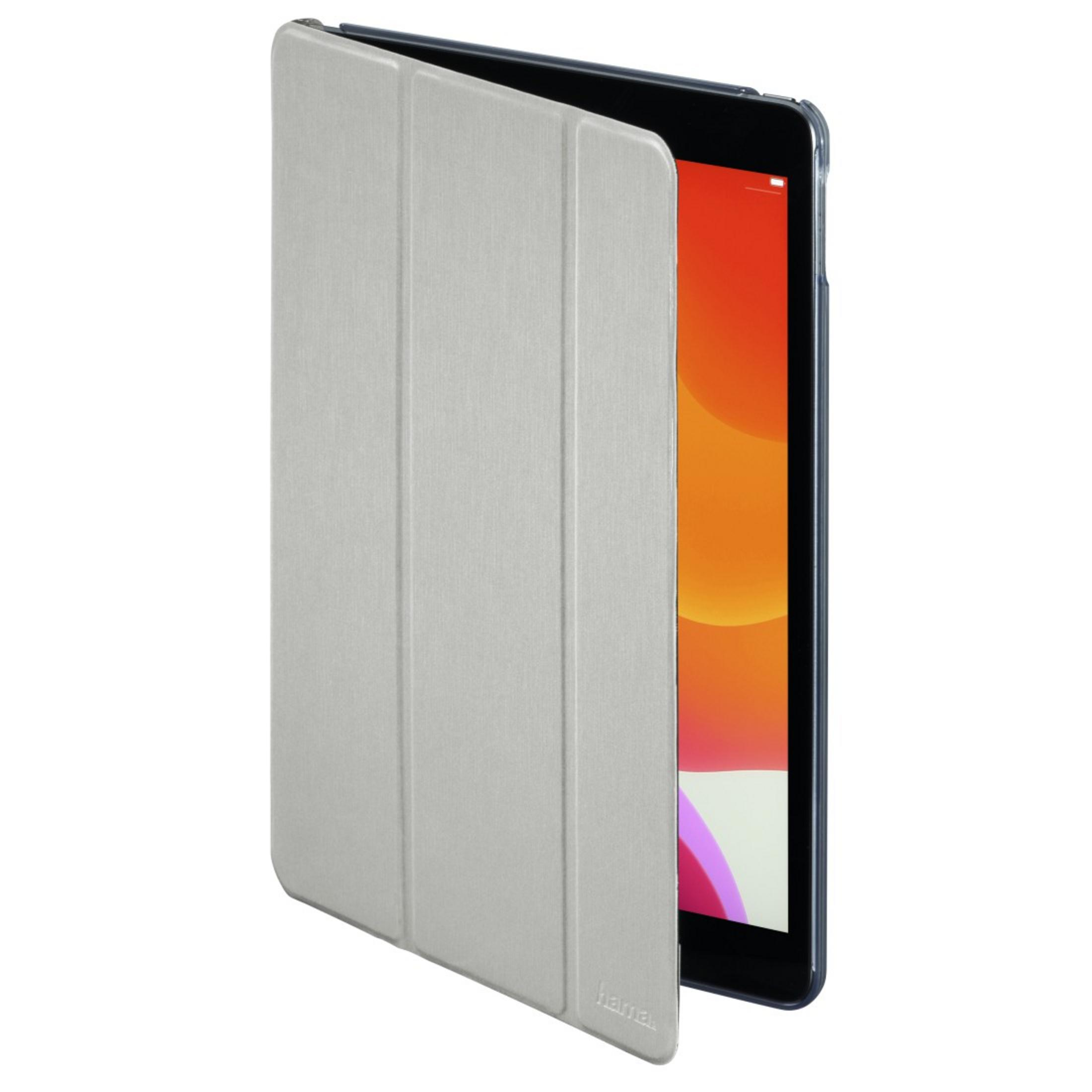 Tablet in hellgrauer Hülle, teilweise geöffnet. Heller Hintergrund, Bildschirm sichtbar.