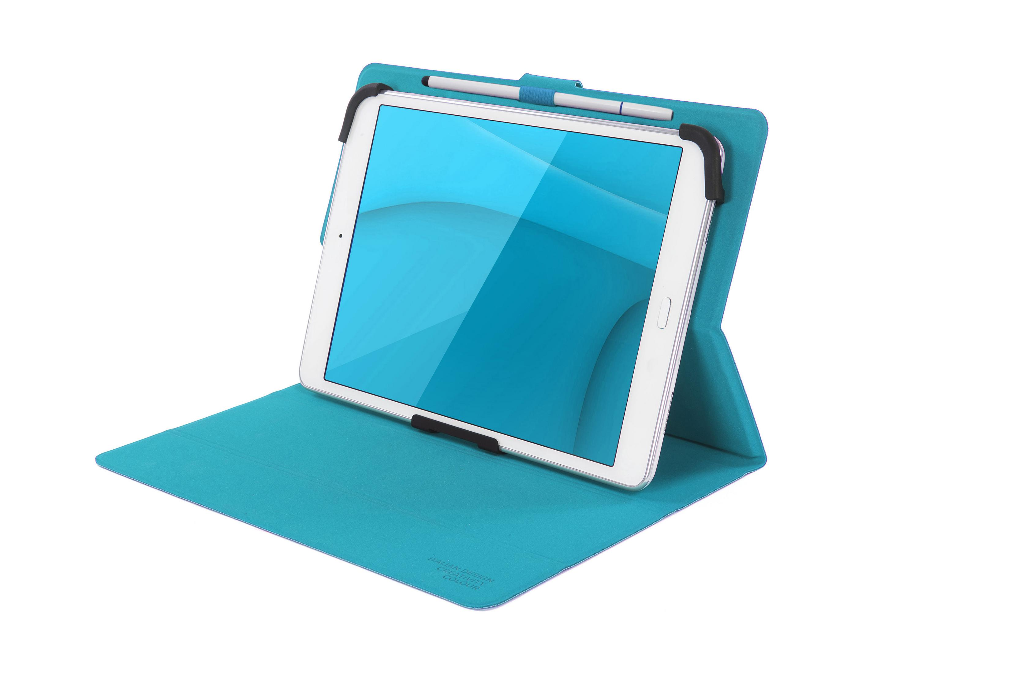 Ein weißes Tablet in einer türkisfarbenen Hülle mit Stift, auf weißem Hintergrund.