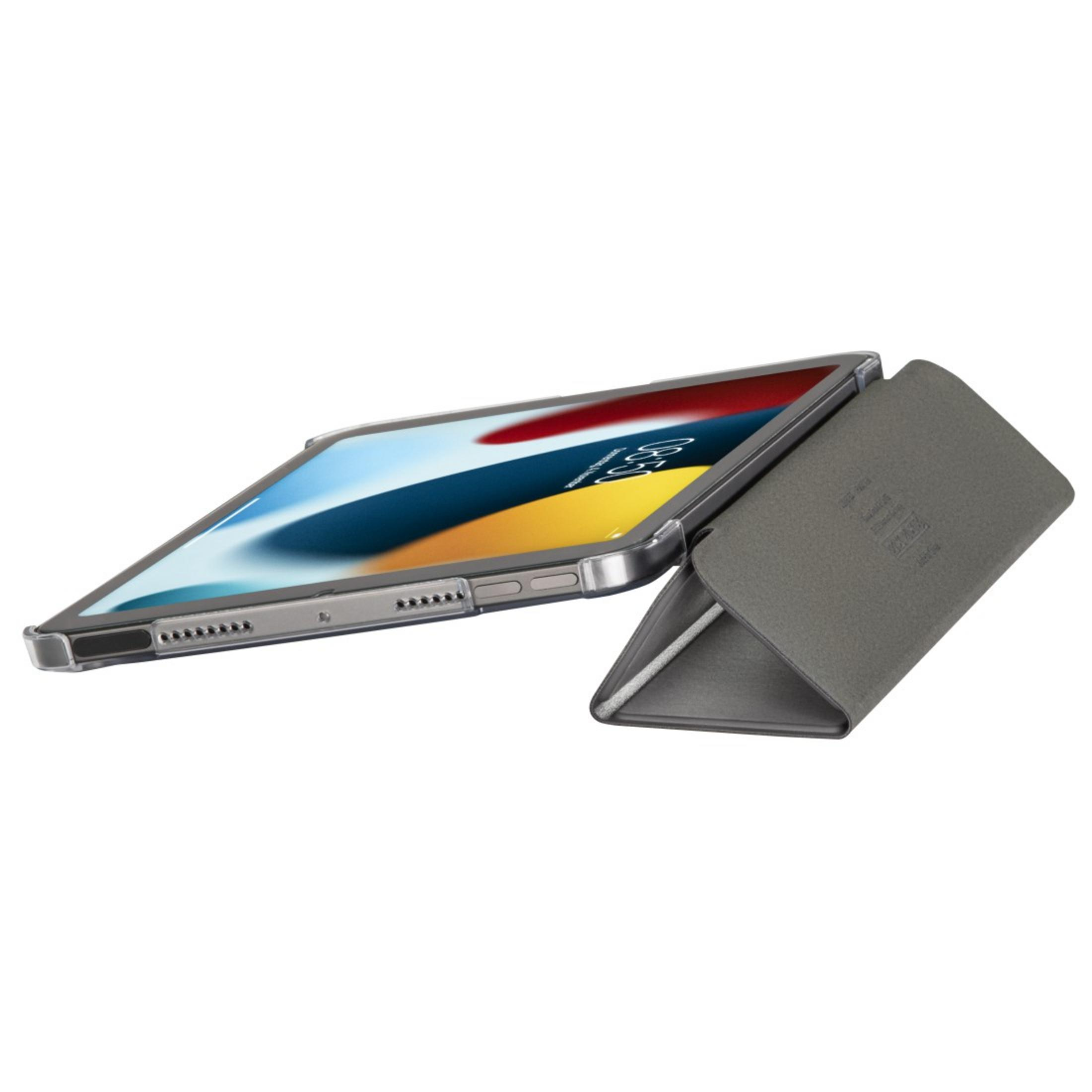 Tablet w etui, podparty. Etui szare, tablet wyświetla kolorowy abstrakcyjny obraz.