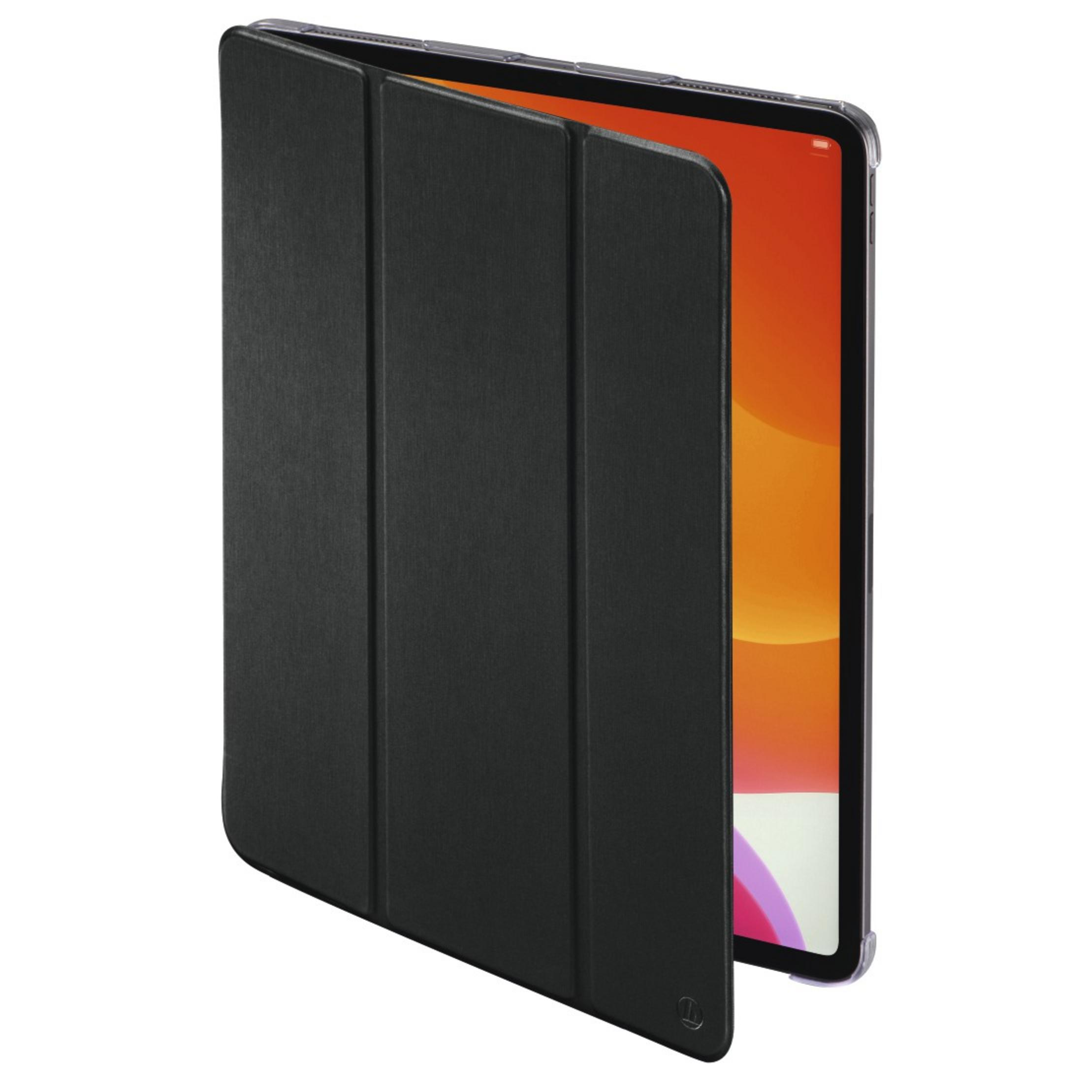 Schwarze Tablet-Hülle offen, Tablet sichtbar. Der Hintergrund ist weiß.