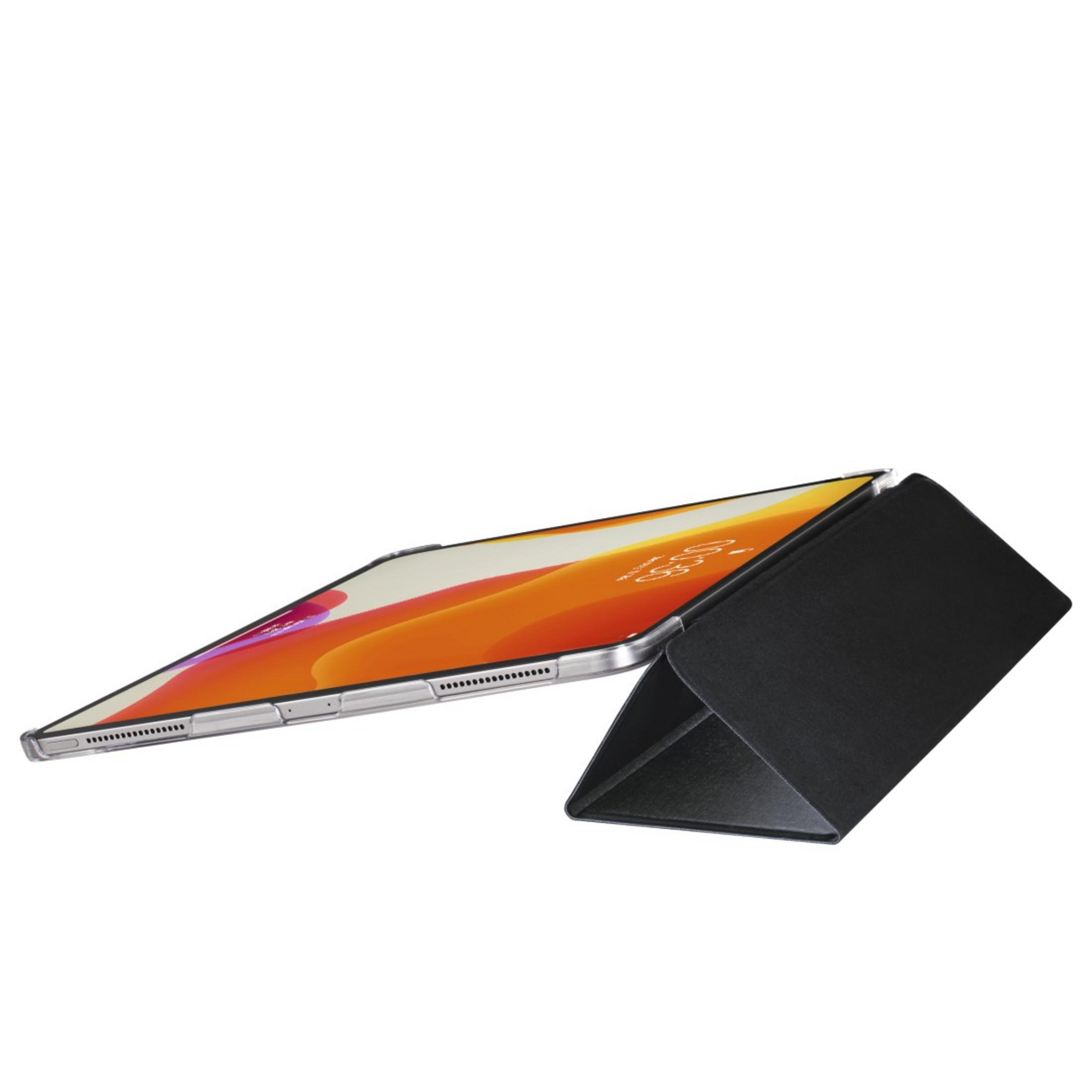 Eine schwarze Tablethülle, die ein Tablet stützt, zeigt den Bildschirm mit Zeitanzeige. Weißer Hintergrund.