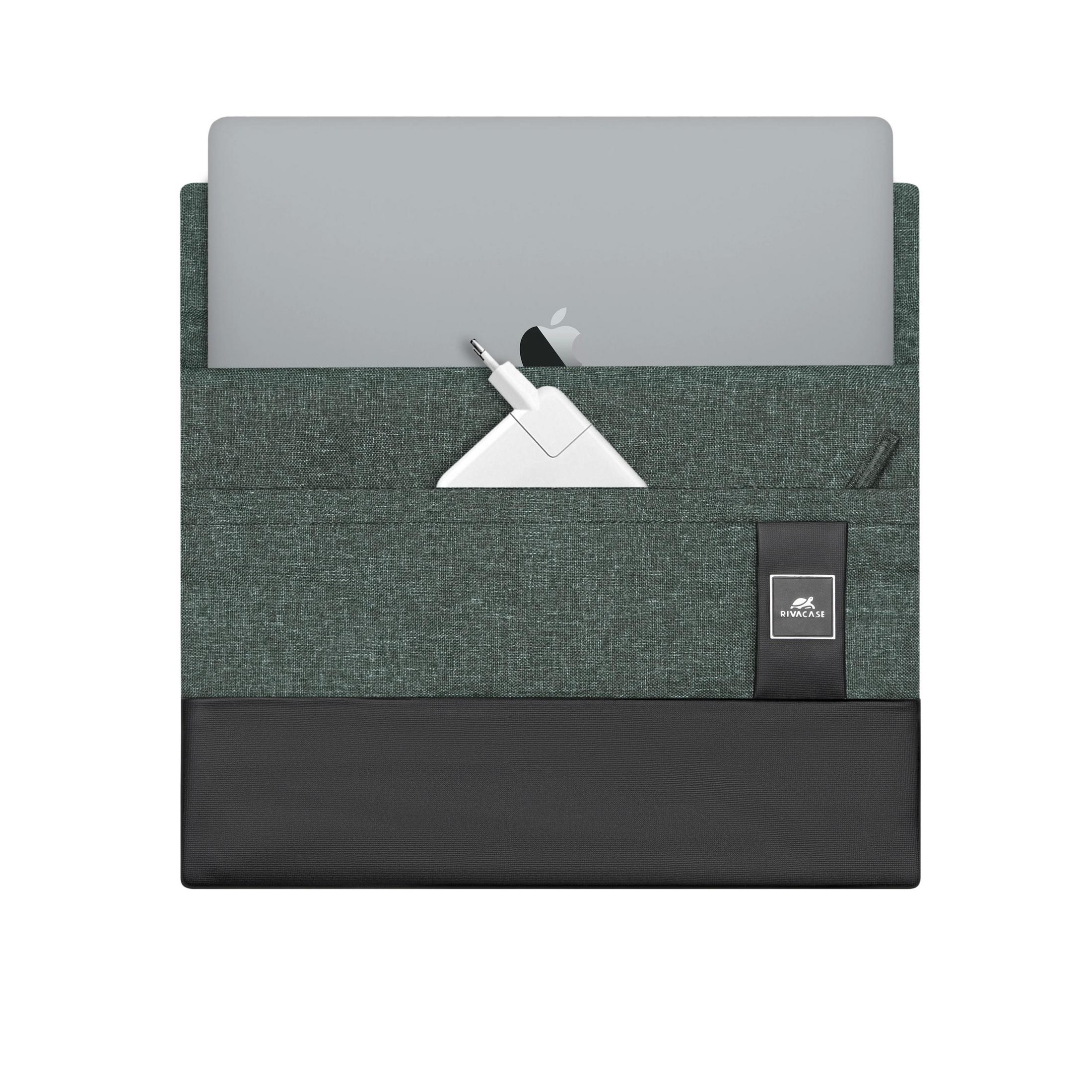 Una custodia per laptop aperta. All'interno c'è un laptop, con un caricabatterie bianco. La custodia è verde e nera.