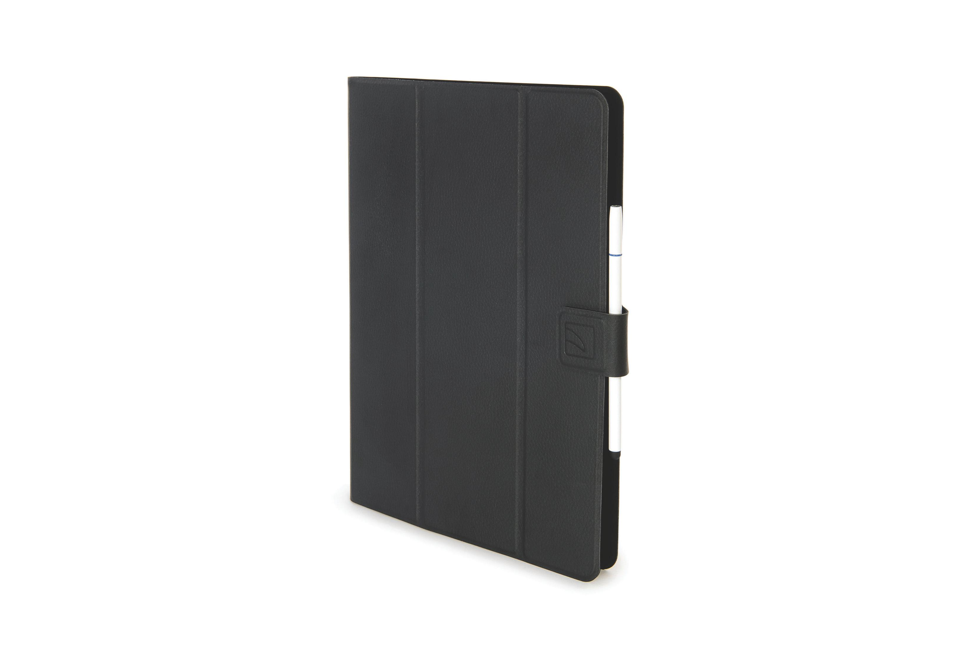 Una funda de tableta de cuero negro cerrada con un soporte para lápiz y un cierre magnético, sobre un fondo blanco.