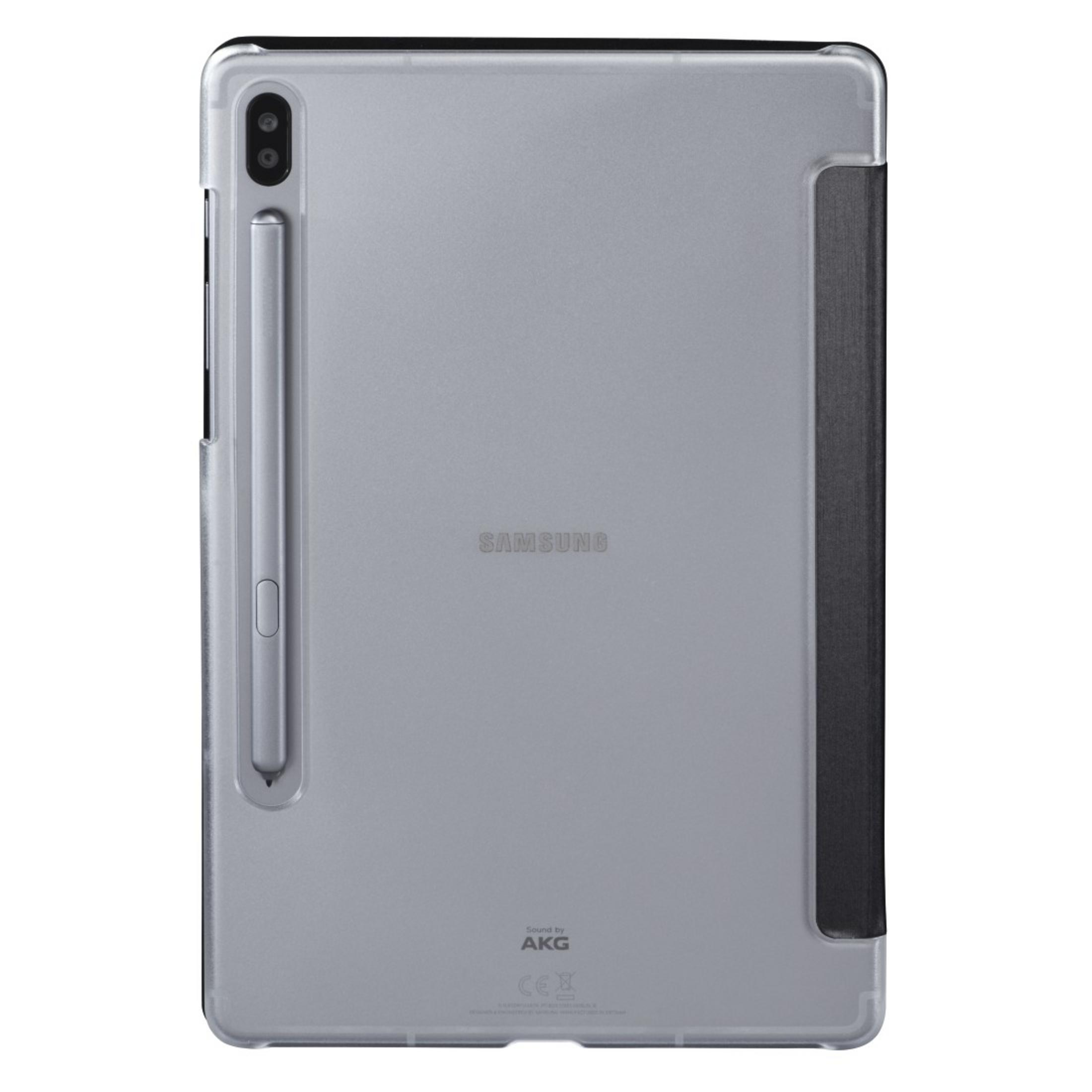 Ein silbernes Tablet in einer transparenten Hülle, mit einem Stift. Das Samsung-Logo ist sichtbar.