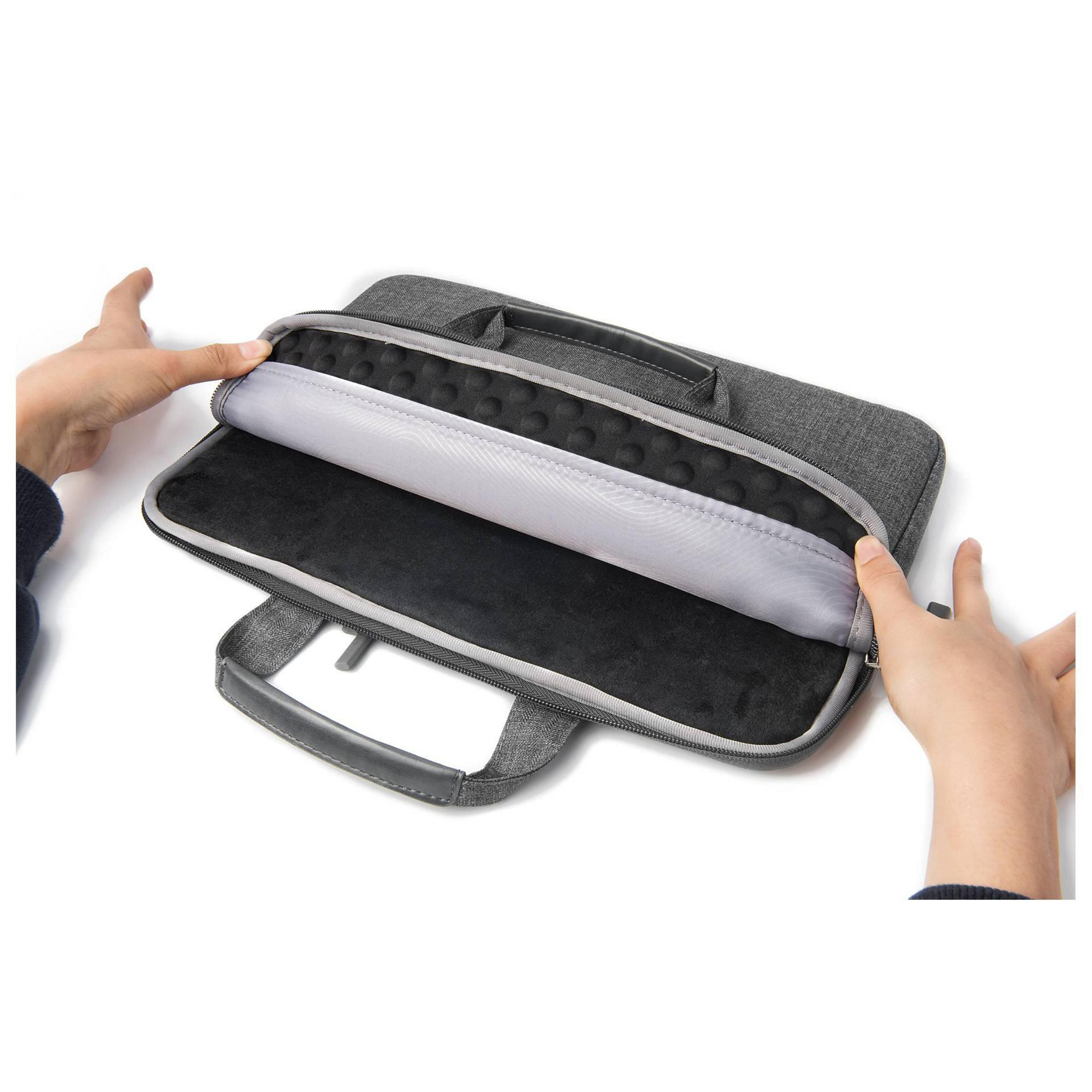 Mani che aprono una custodia grigia per laptop. All'interno, un cuscino imbottito.