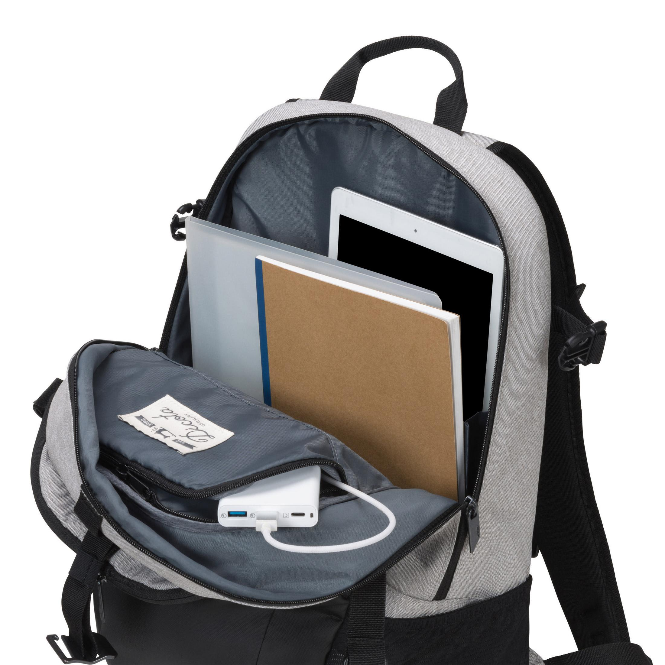Zaino aperto, mostra tablet, libri e caricabatterie. Grigio e nero.