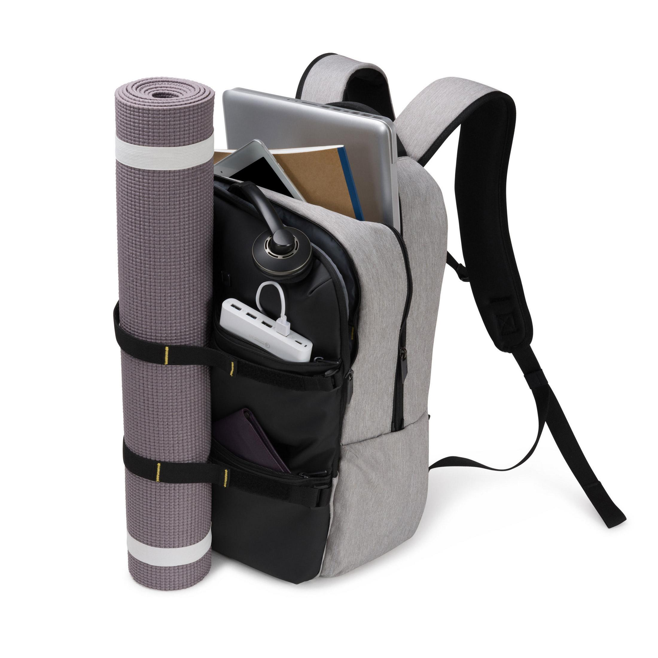 Uno zaino pieno di oggetti: tappetino yoga, laptop, tablet e accessori.