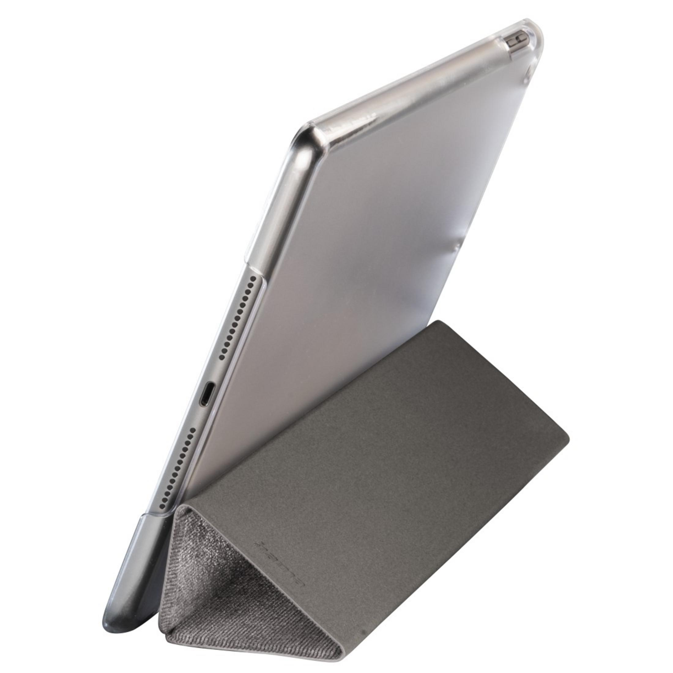 Tablet in schwarzer Hülle, auf weißer Oberfläche. Das Tablet ist abgewinkelt.