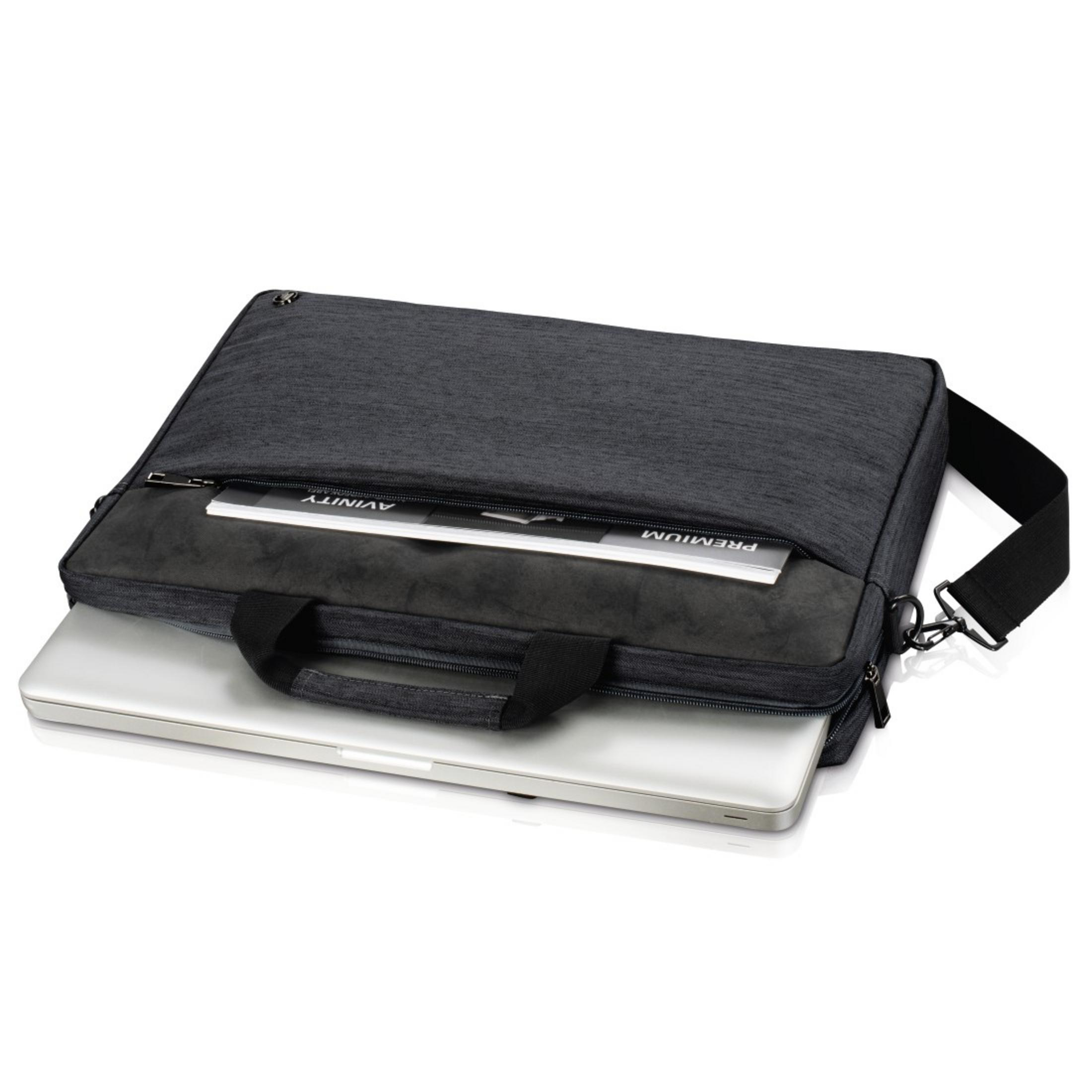 Laptop in grauer Tasche, Reißverschluss offen. Schwarzer Gurt, Griff. Weißer Hintergrund.