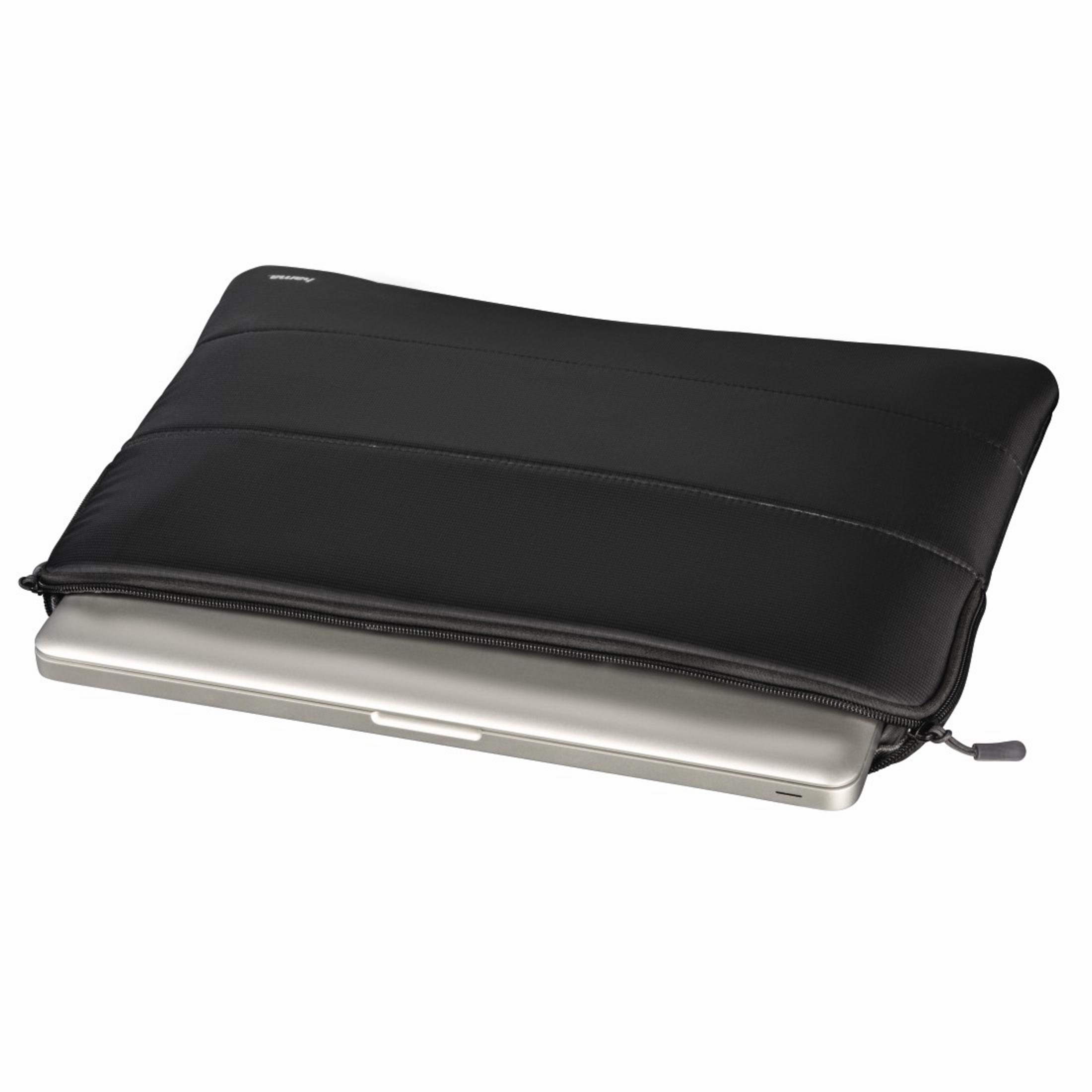 Eine schwarze Laptoptasche mit einem silbernen Laptop darin, mit einem Reißverschluss.