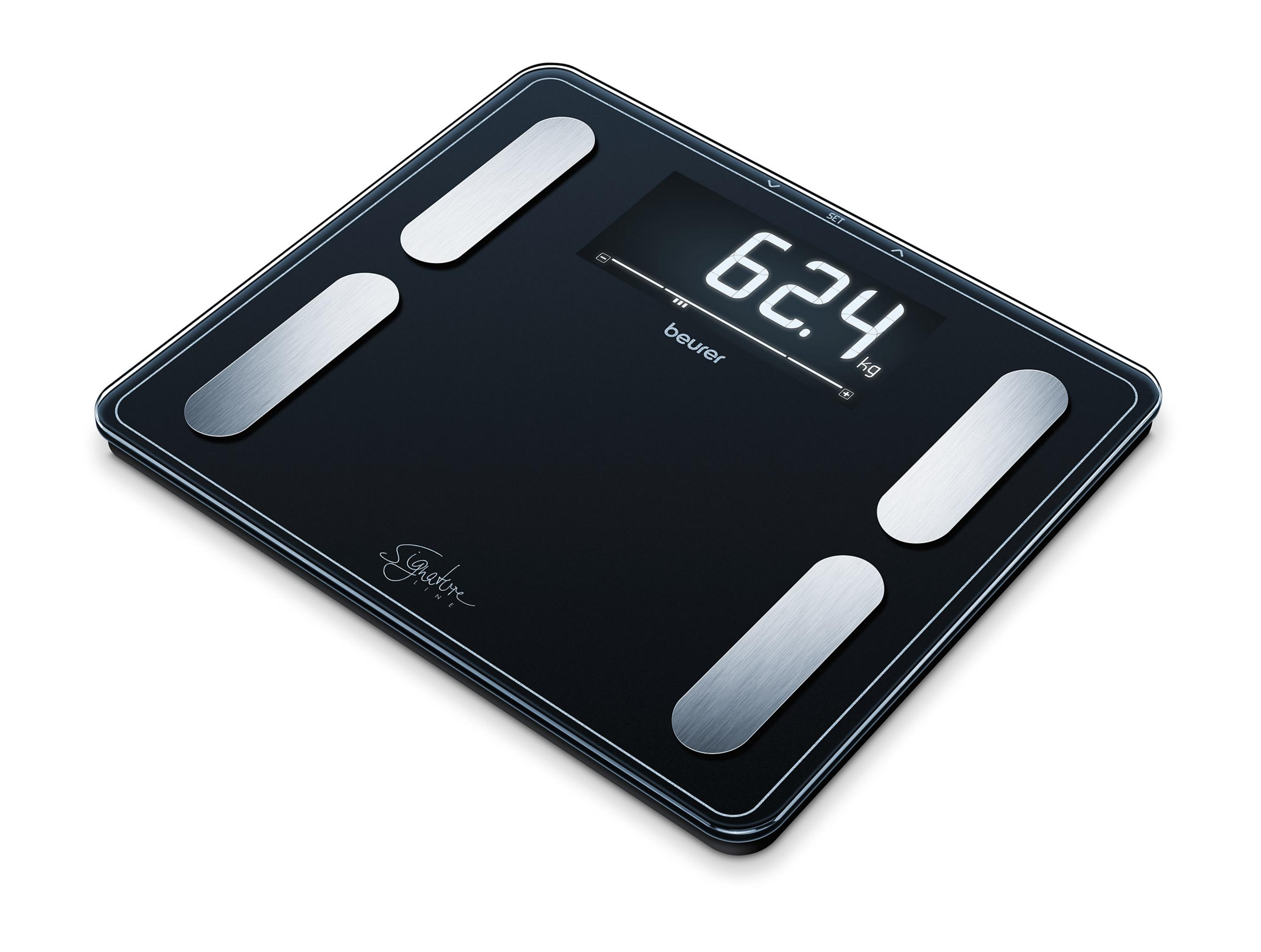 Schwarze Digitalwaage mit Anzeige von 62,4 kg. Die Waage hat silberne Pads und eine Signatur.