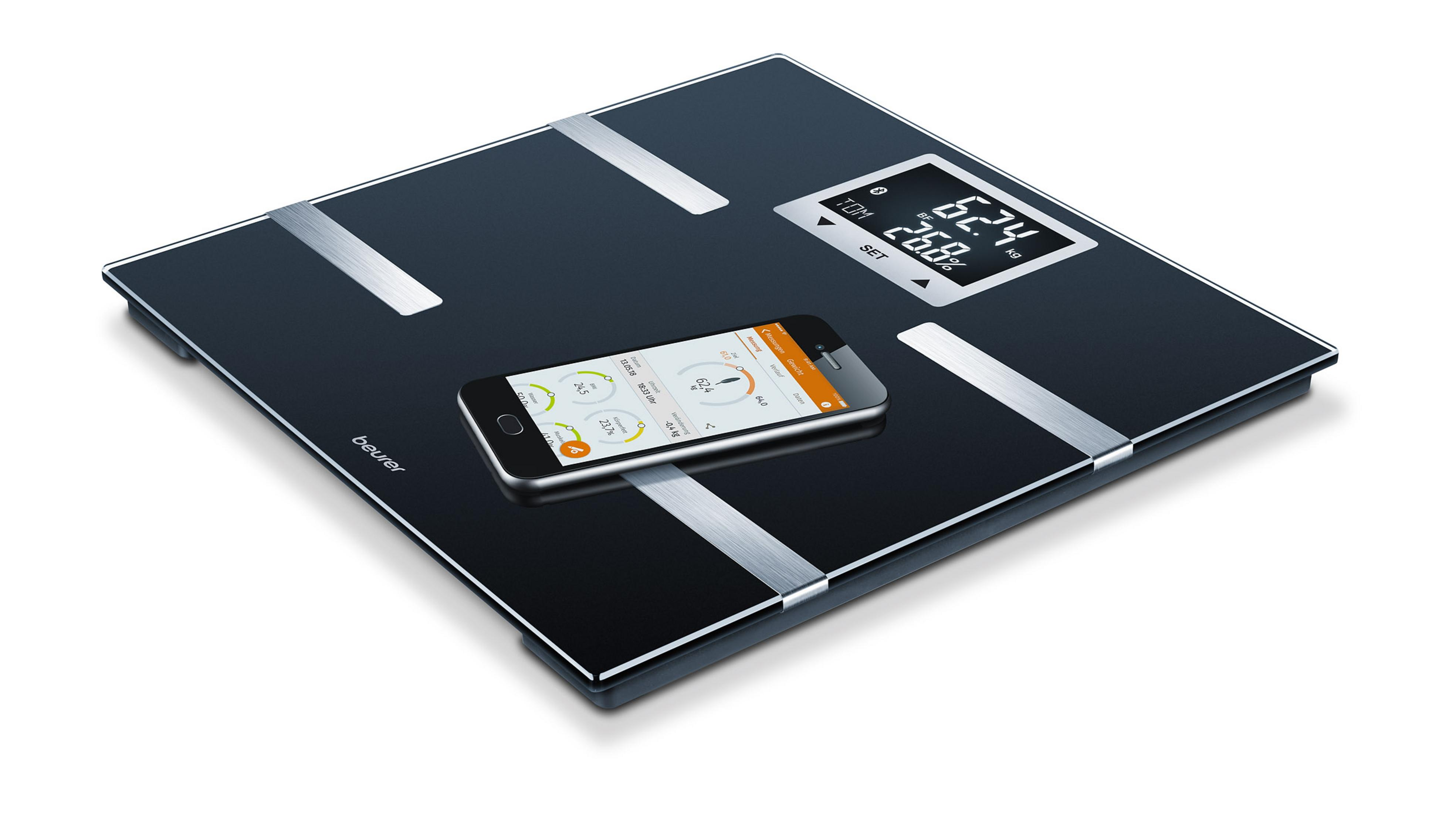 Schwarze Digitalwaage mit Smartphone, zeigt Gewicht und Körperfettanteile an.