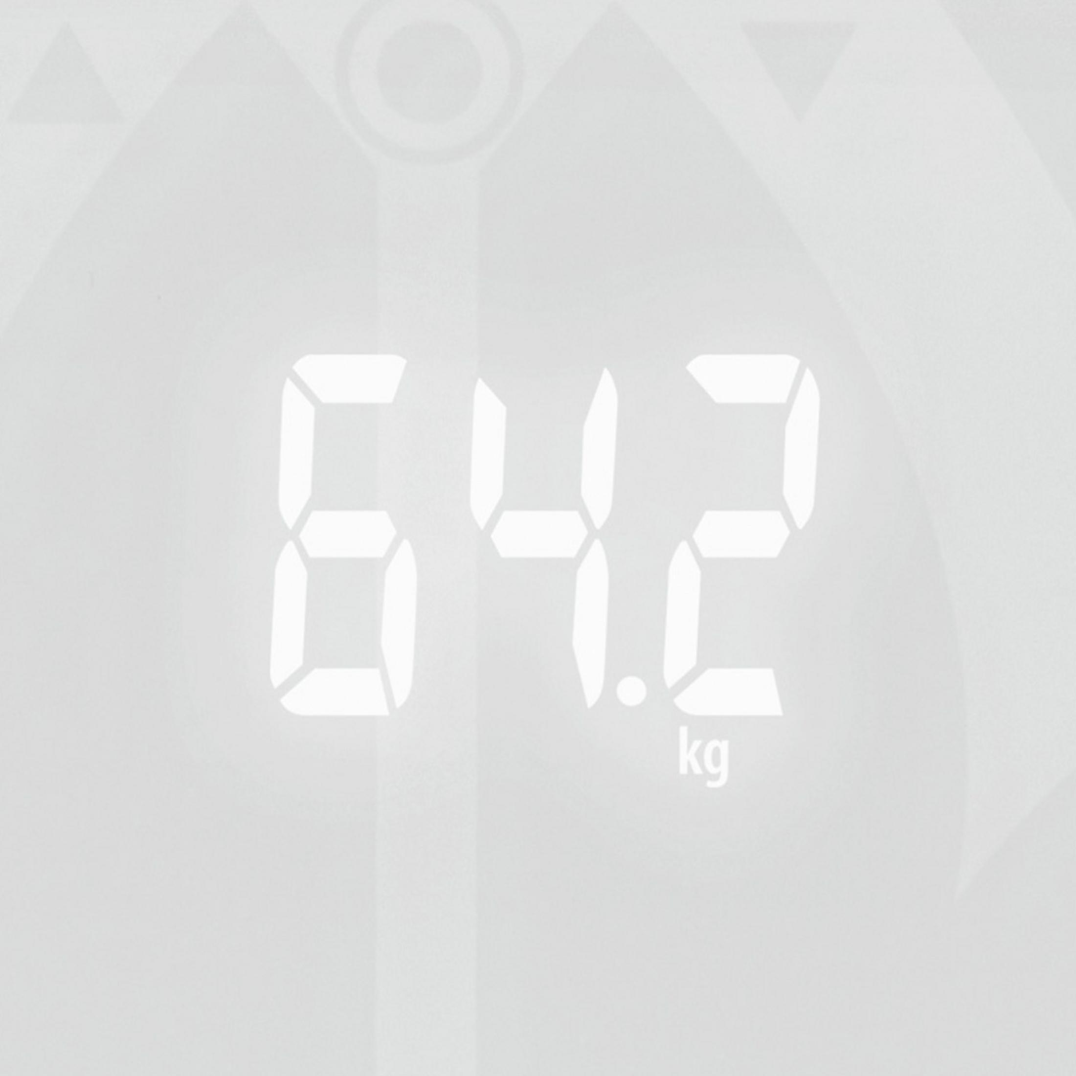 Eine Digitalwaage zeigt die Zahl 64,2 mit 'kg' unten an.