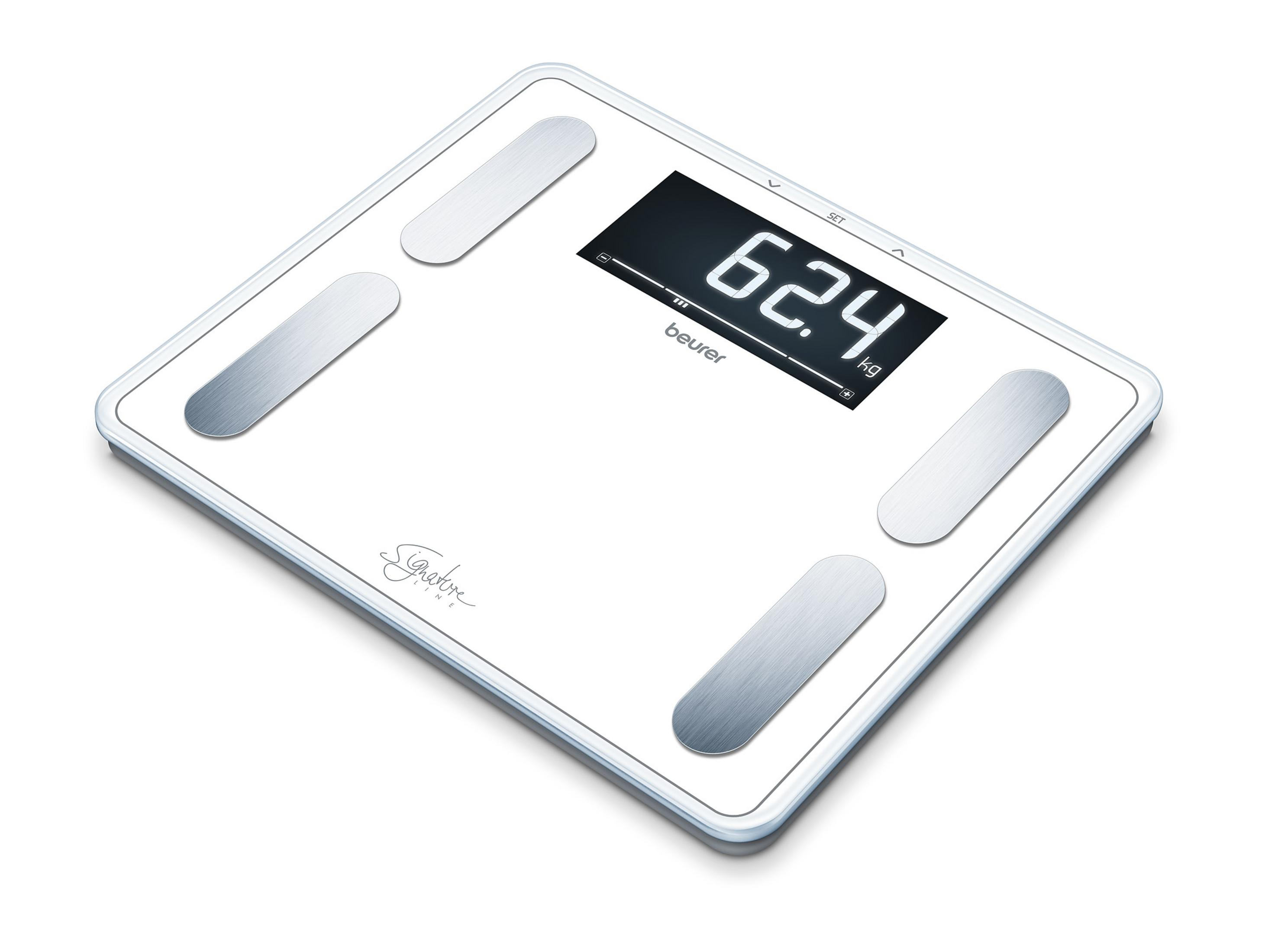 Eine weiße Digitalwaage mit Anzeige von 62,4 kg. Die Waage hat silberne Pads.