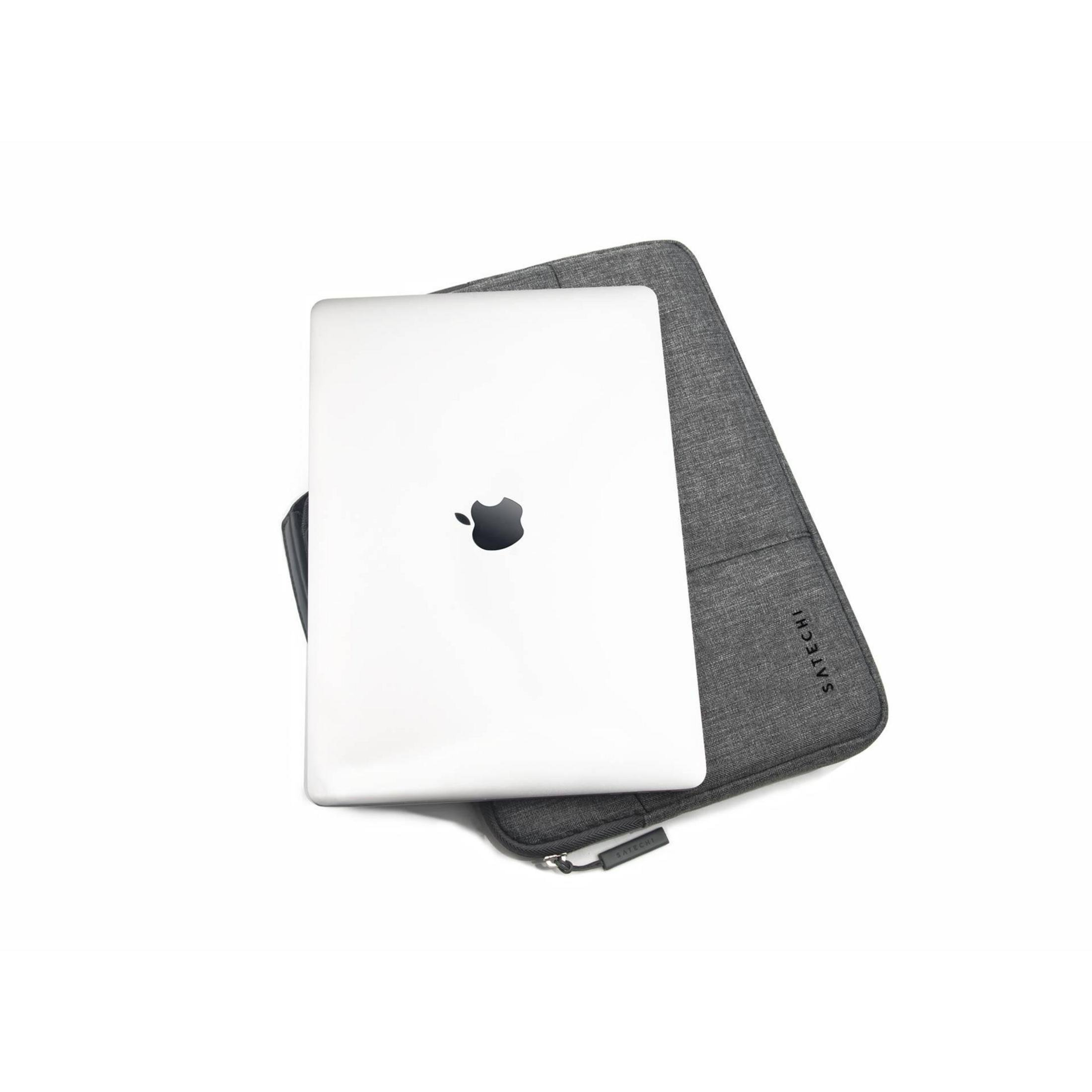 Un laptop argentato in una custodia grigia. Il logo Apple è visibile sul laptop.