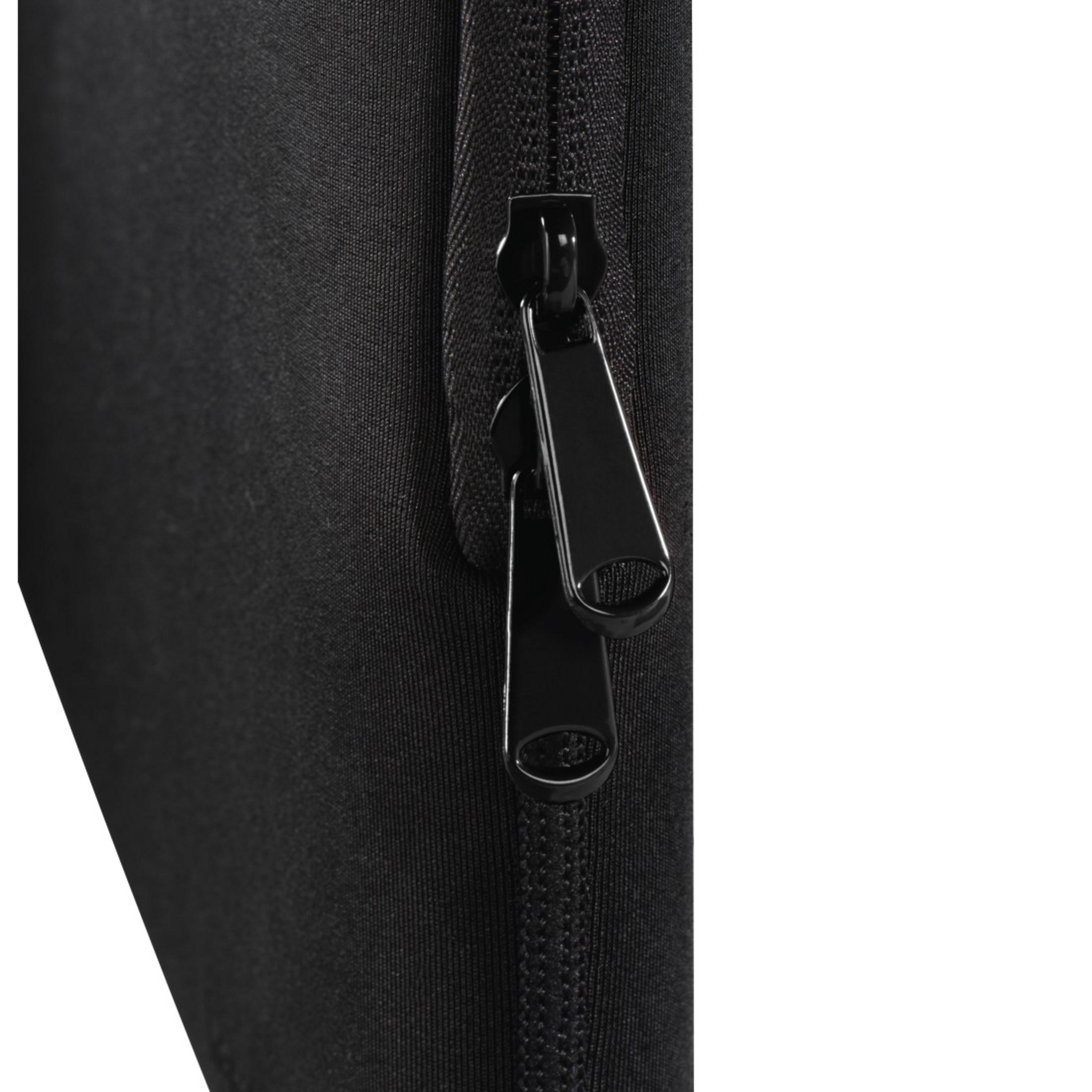 Primo piano di una cerniera nera su una borsa per laptop nera. Due tiranti sono visibili.