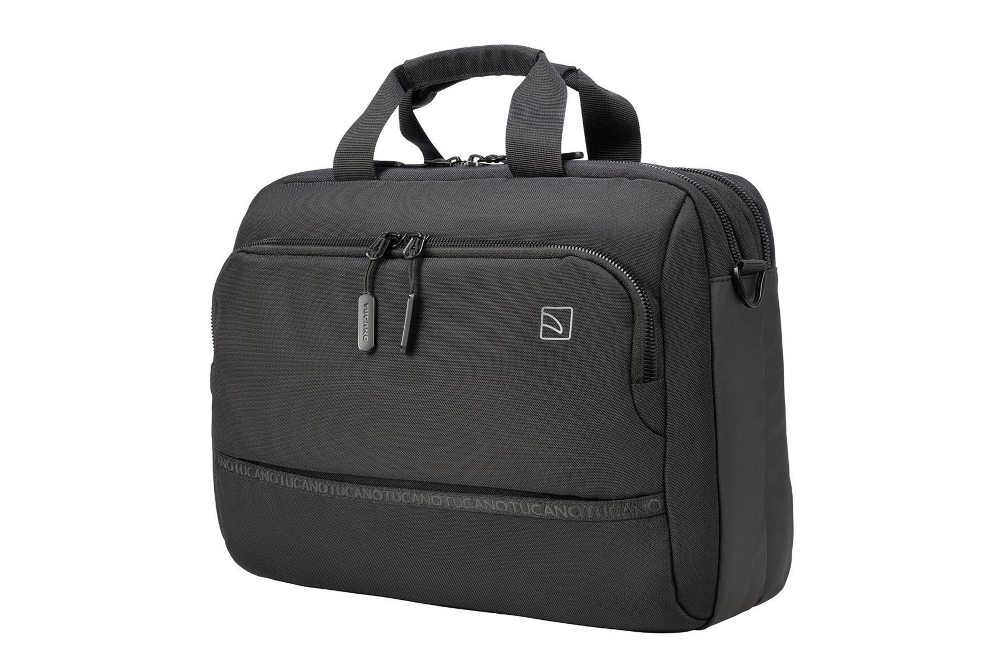Schwarze Tucano Laptoptasche. Zwei Griffe, Reißverschluss, Vordertasche und Logo. Weißer Hintergrund.