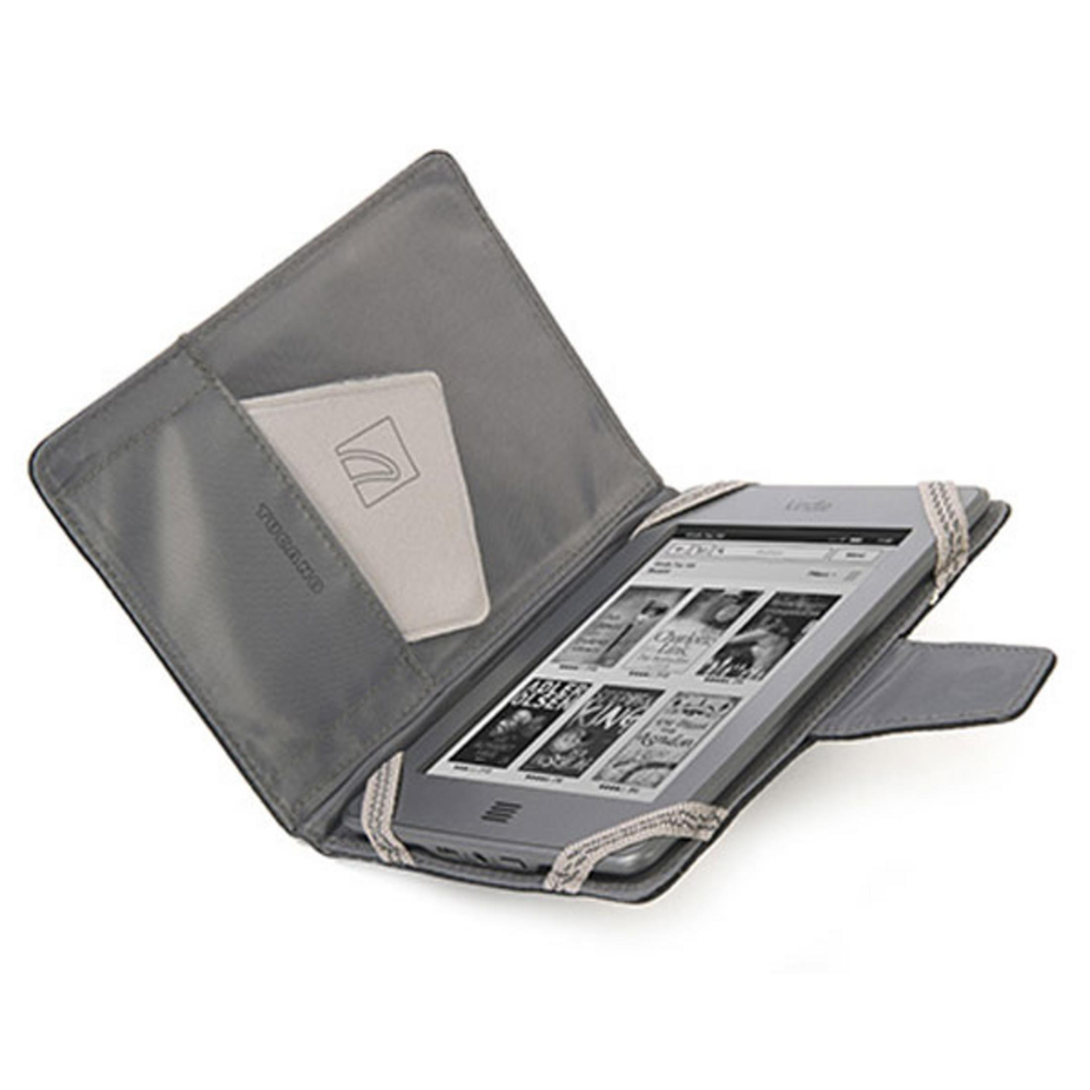Kindle en funda gris, abierto, dentro de una funda gris con bolsillo de tela blanca. Fondo blanco.