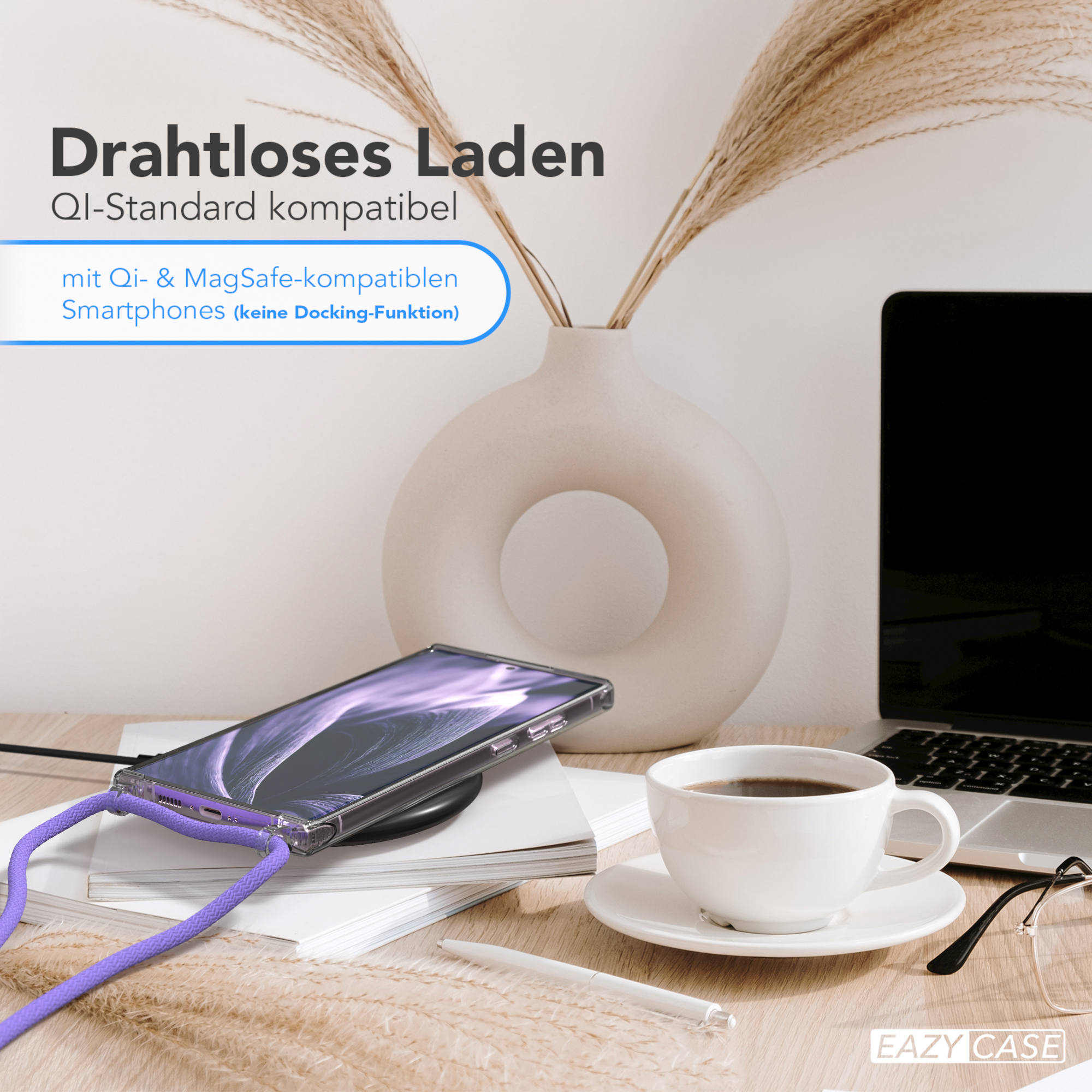 Ein Telefon wird kabellos geladen, mit einer Kaffeetasse und einem Stift auf dem Schreibtisch.