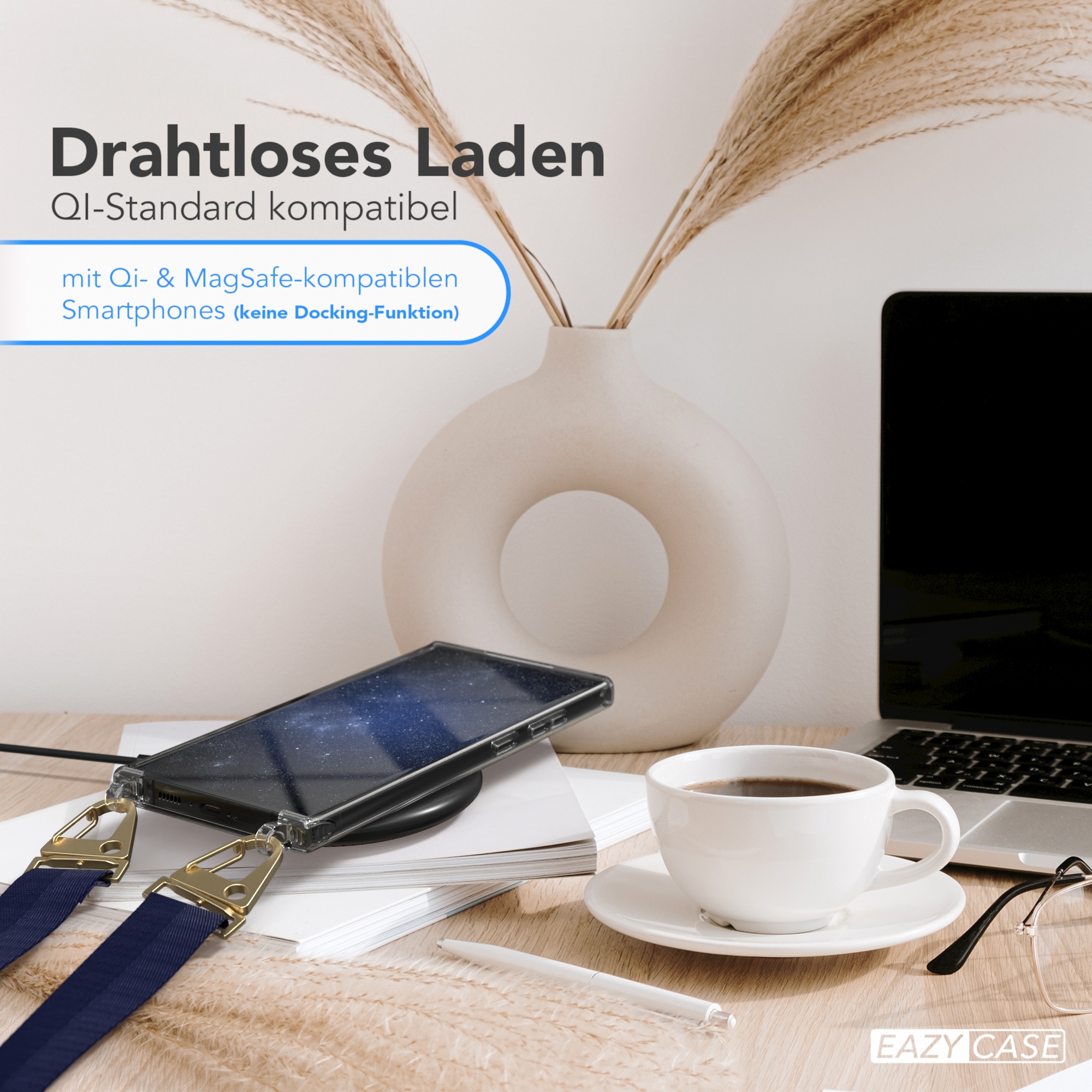 Telefon lädt drahtlos. Kaffeetasse und Vase stehen daneben.