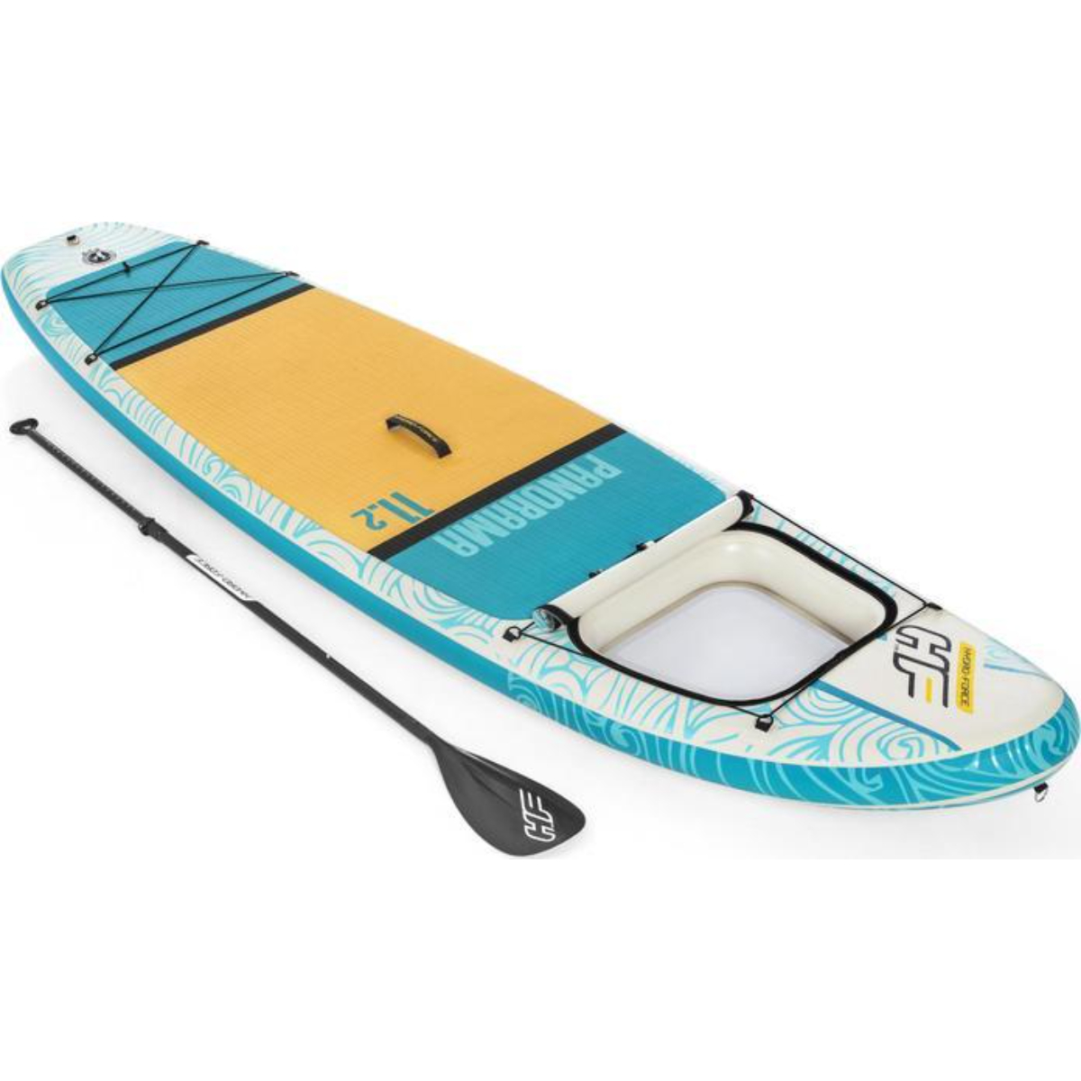 Een paddleboard op een witte achtergrond met een peddel. Het board is blauw en geel met een zwarte peddel.