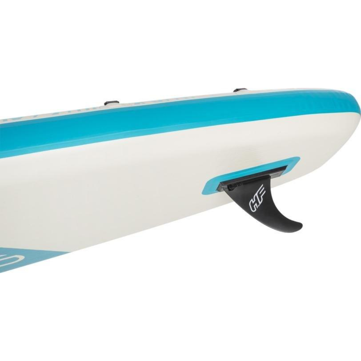 Close-up van de vin van een paddleboard. Het is zwart en schuin naar achteren gericht.