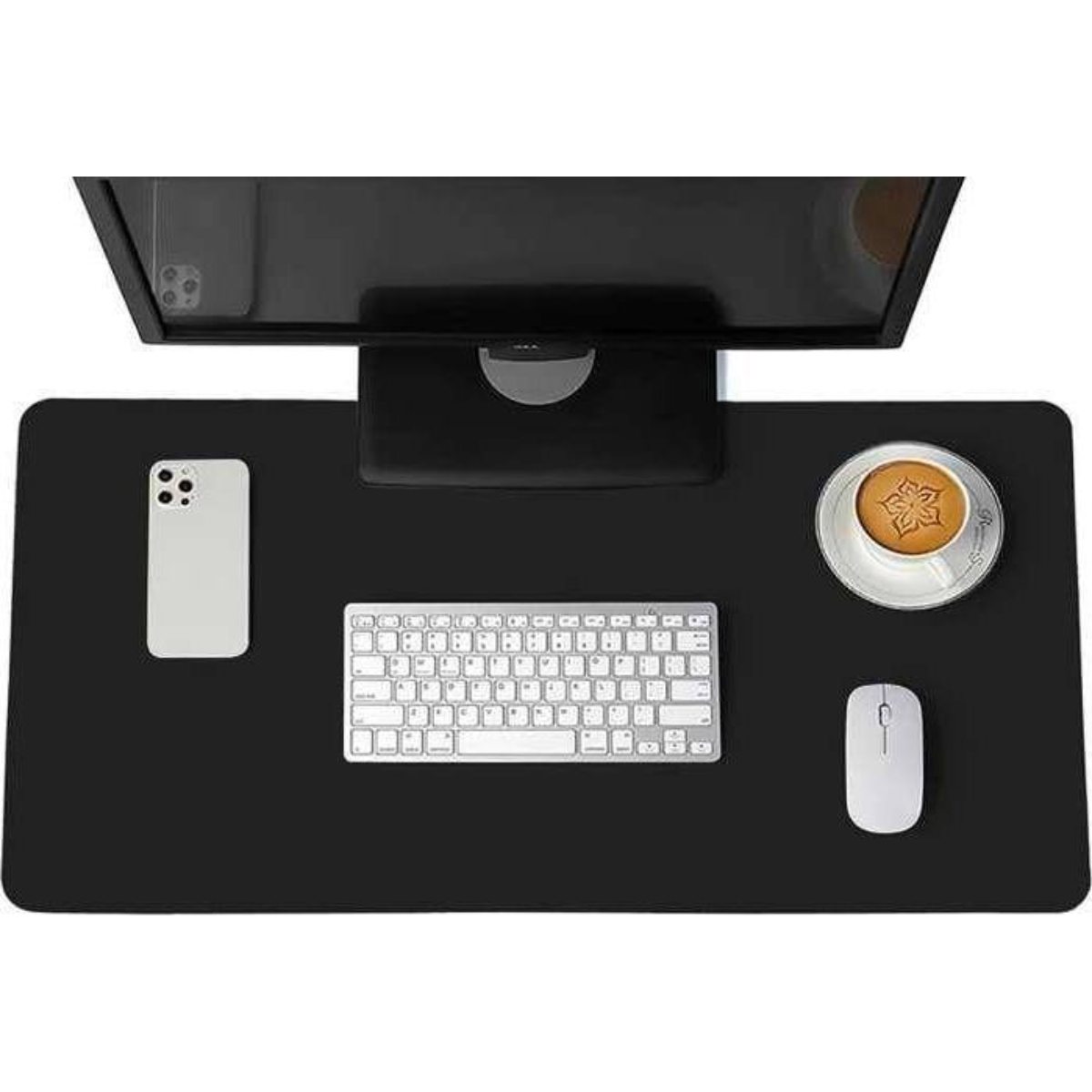 Schwarze Schreibtischunterlage mit Telefon, Tastatur, Maus und Becher.