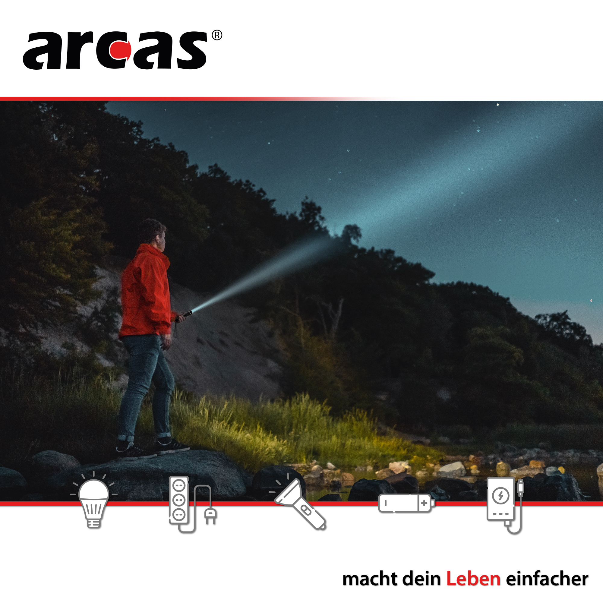 Un uomo illumina con una torcia nella foresta oscura. C'è un logo in alto.