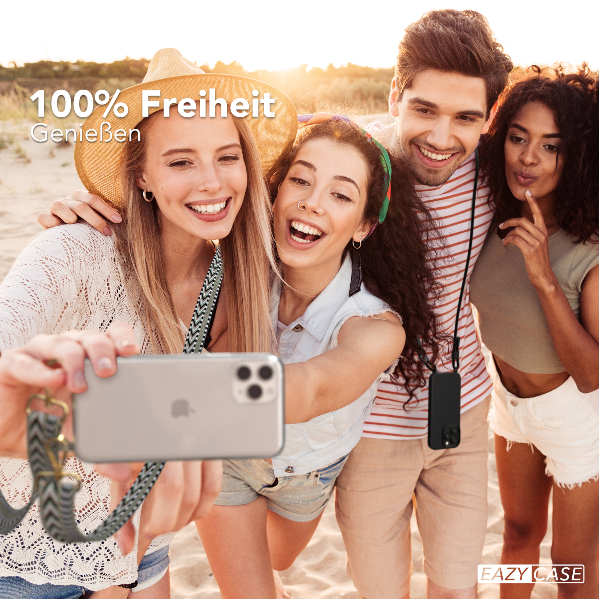 Vier Personen machen ein Selfie am Strand und halten ein Telefon mit einem Gurt.