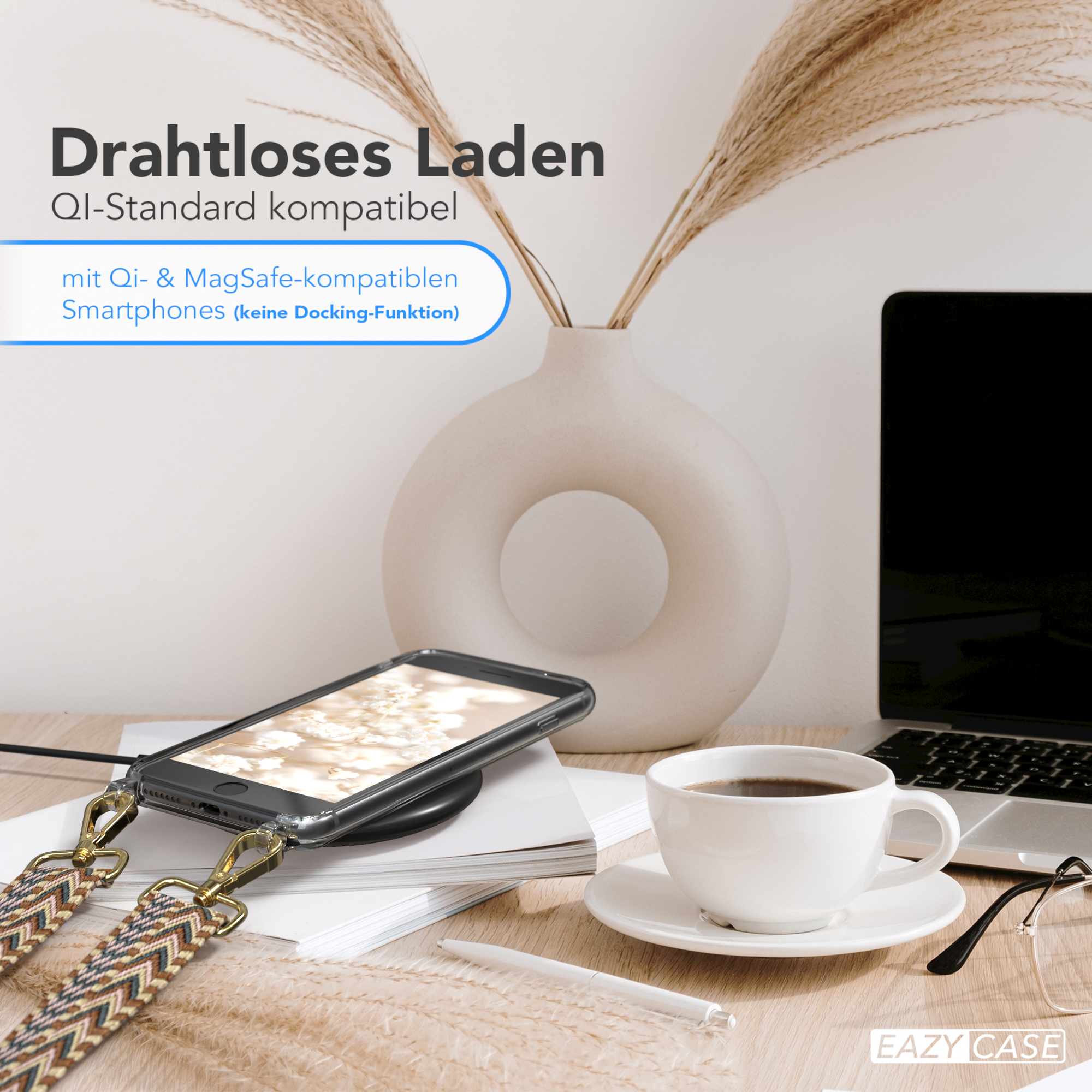 Telefon mit Band auf kabellosem Ladegerät, Kaffeetasse, Blumen und Laptop. Text: kabelloses Laden.