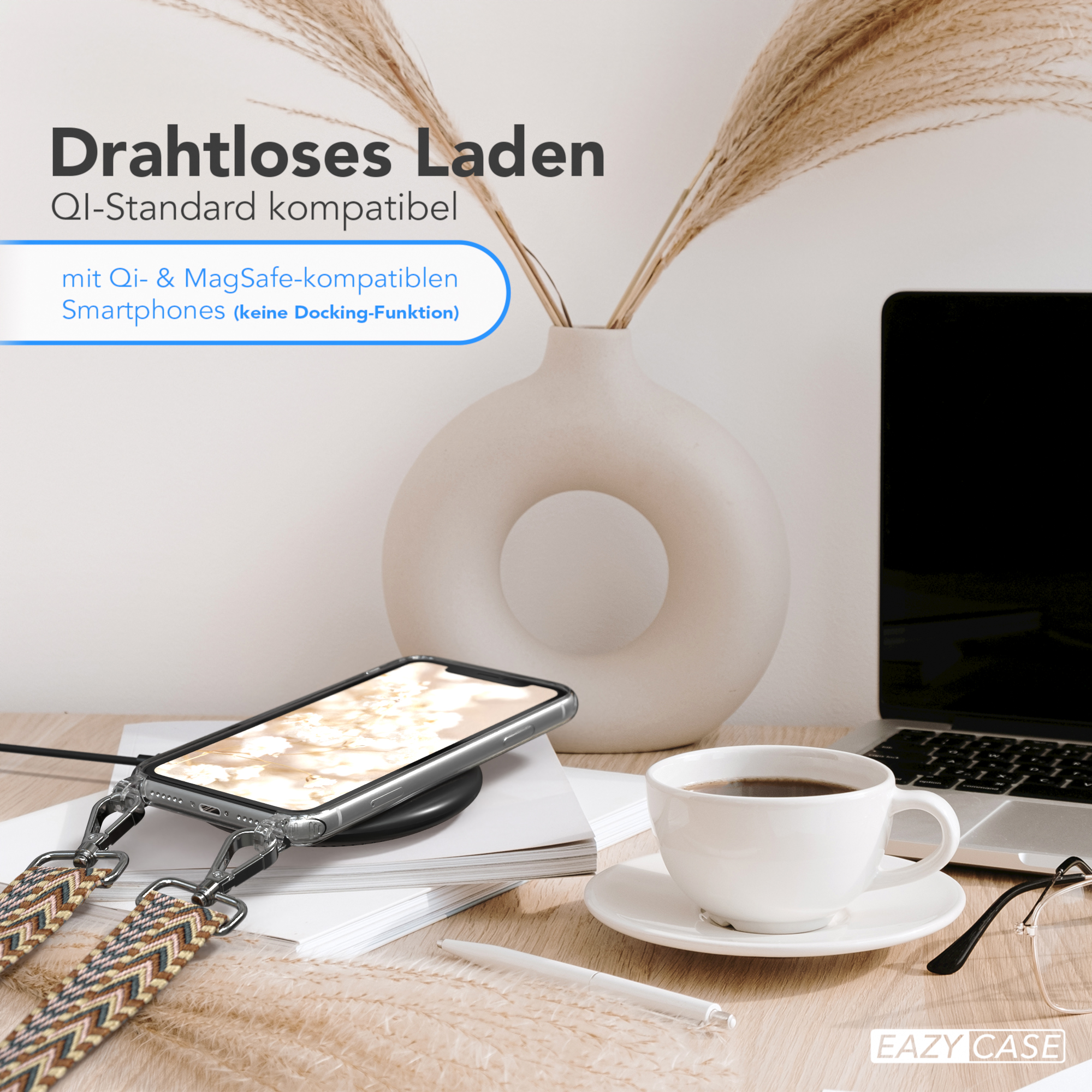 Telefon auf kabellosem Ladegerät, weißer Becher, Brille und Pflanze. Text: Kabelloses Laden Qi-Standard kompatibel.