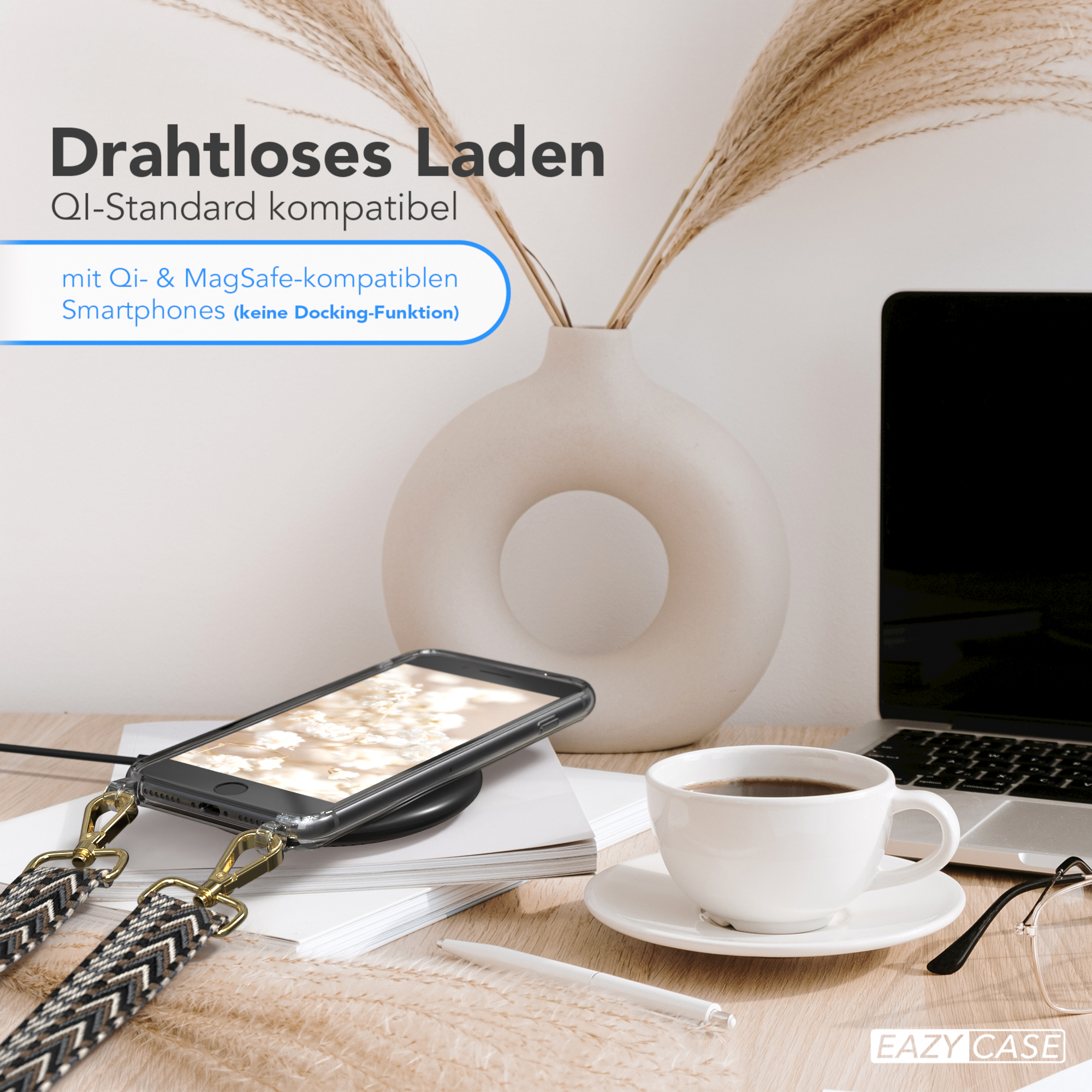 Telefon auf kabellosem Ladegerät, Kaffee und Blumen auf hellem Holztisch. Text auf Deutsch.