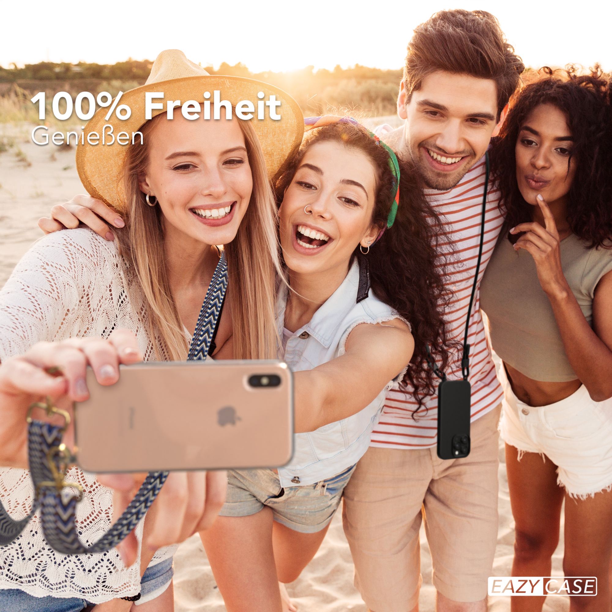 Gruppe von vier Personen, die ein Selfie am Strand machen. Telefon mit Lanyard. Sonnenbrillen und Hüte.
