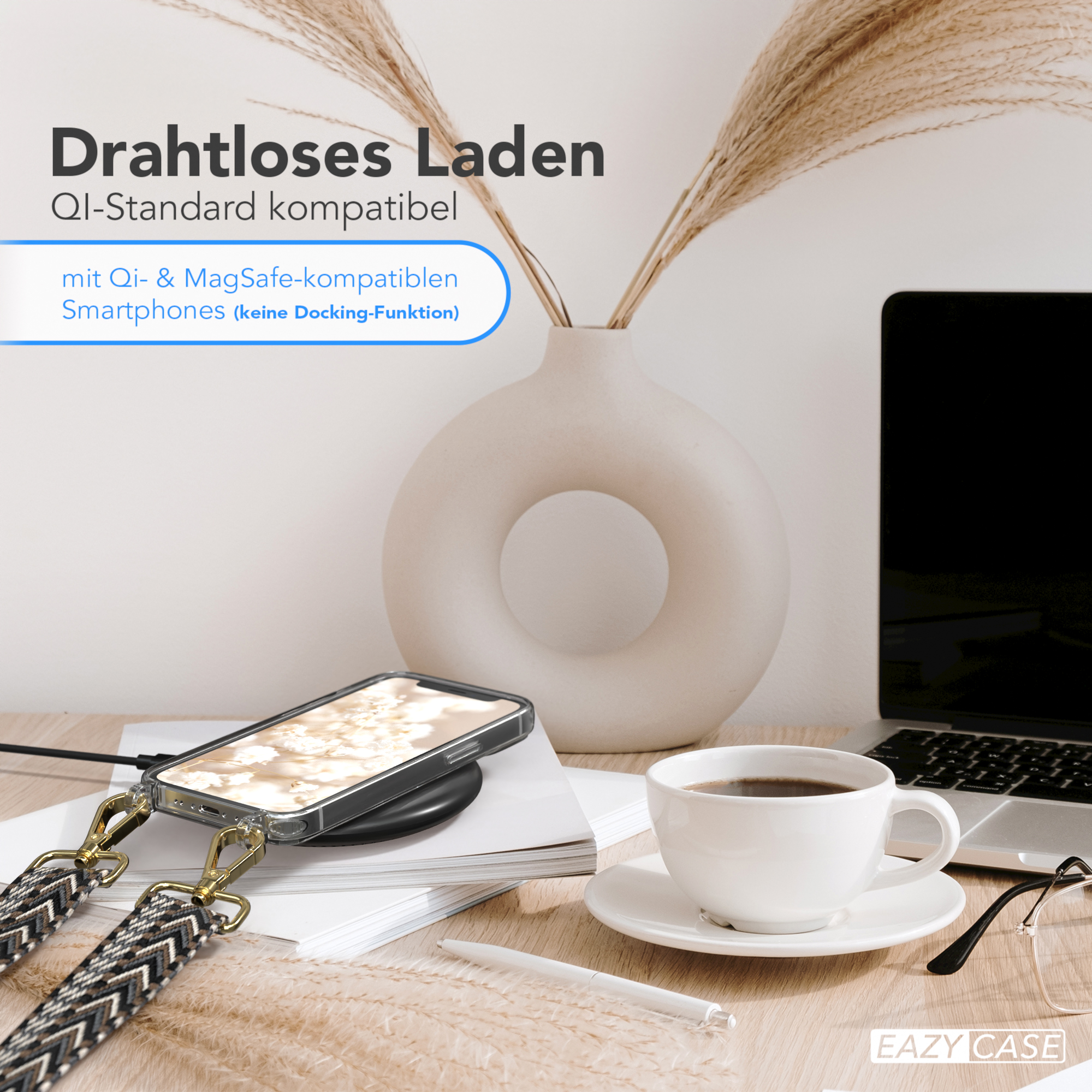 Ein Telefon auf einem kabellosen Ladegerät, mit einer Tasse Kaffee und einer Vase mit Pflanzen.
