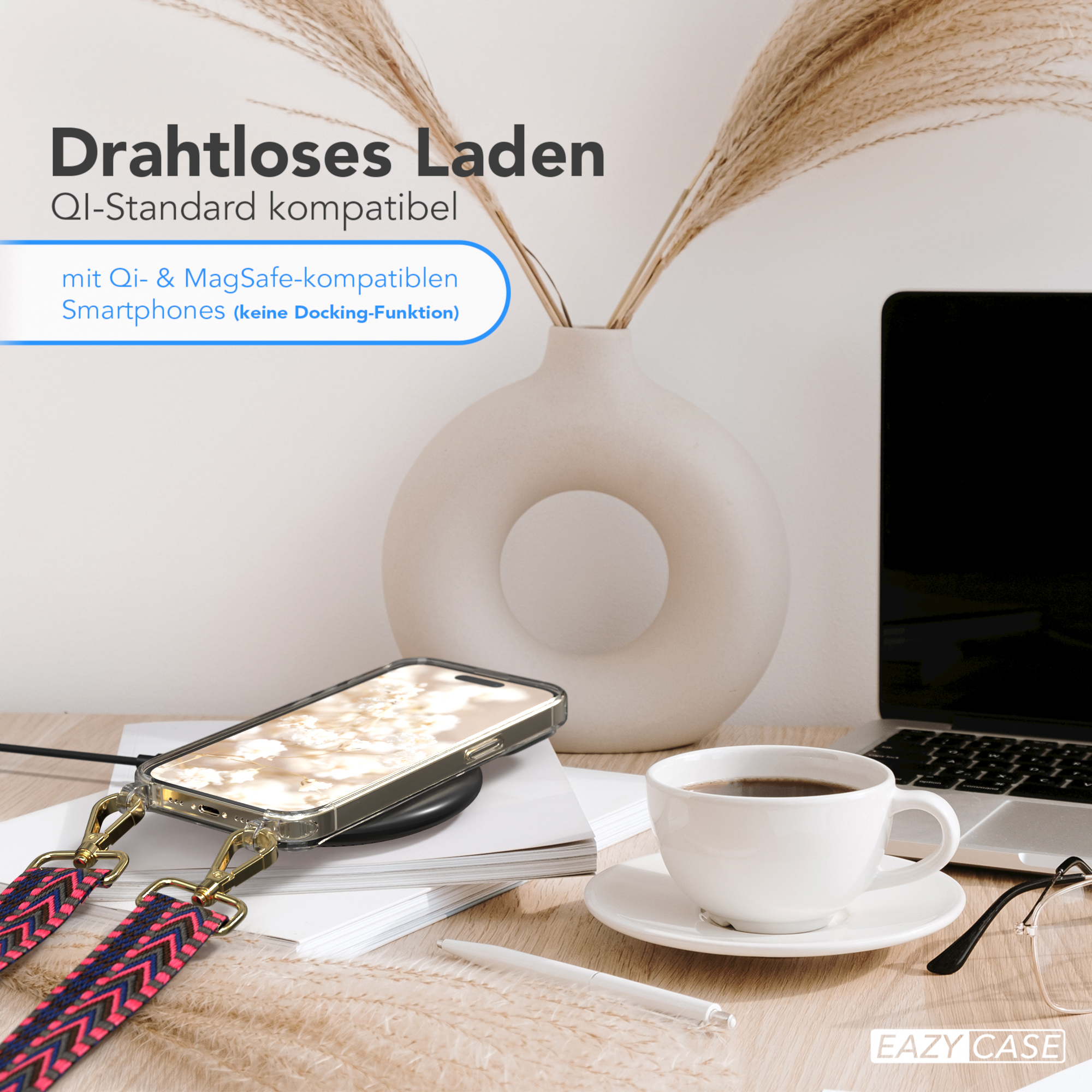 Telefon, das drahtlos auf einem Schreibtisch mit Kaffeetasse, Blumen und Gläsern geladen wird.