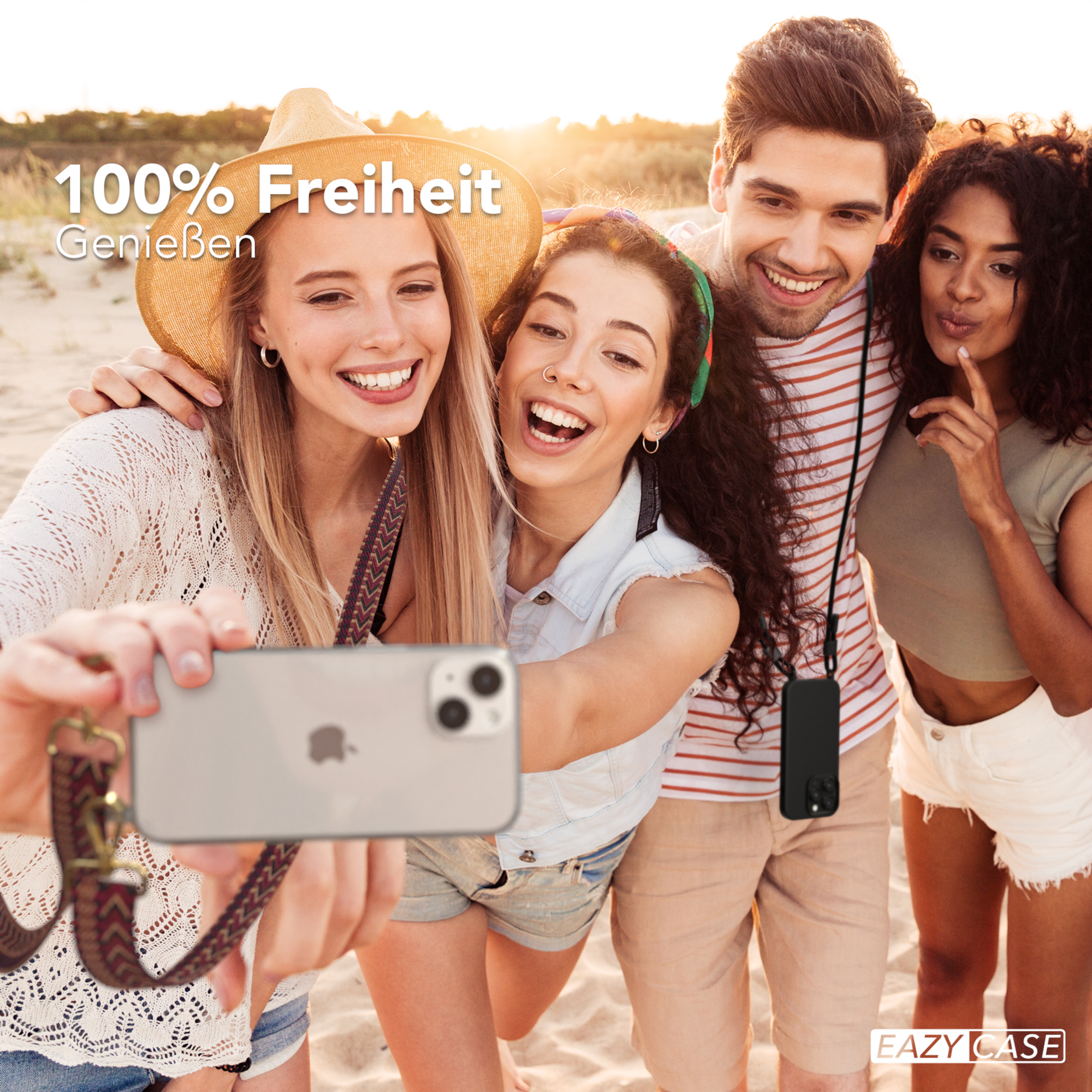 Vier Personen machen ein Selfie am Strand. Text oben: 100 % Freiheit.