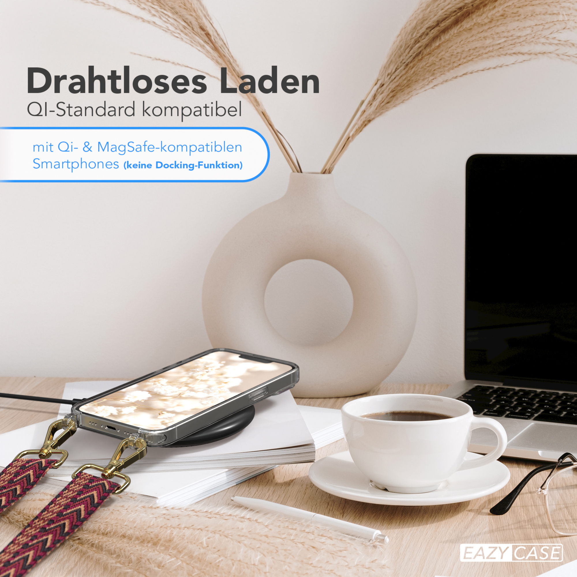Telefon mit Hülle auf einem kabellosen Ladegerät auf einem Schreibtisch. Eine Kaffeetasse steht daneben.