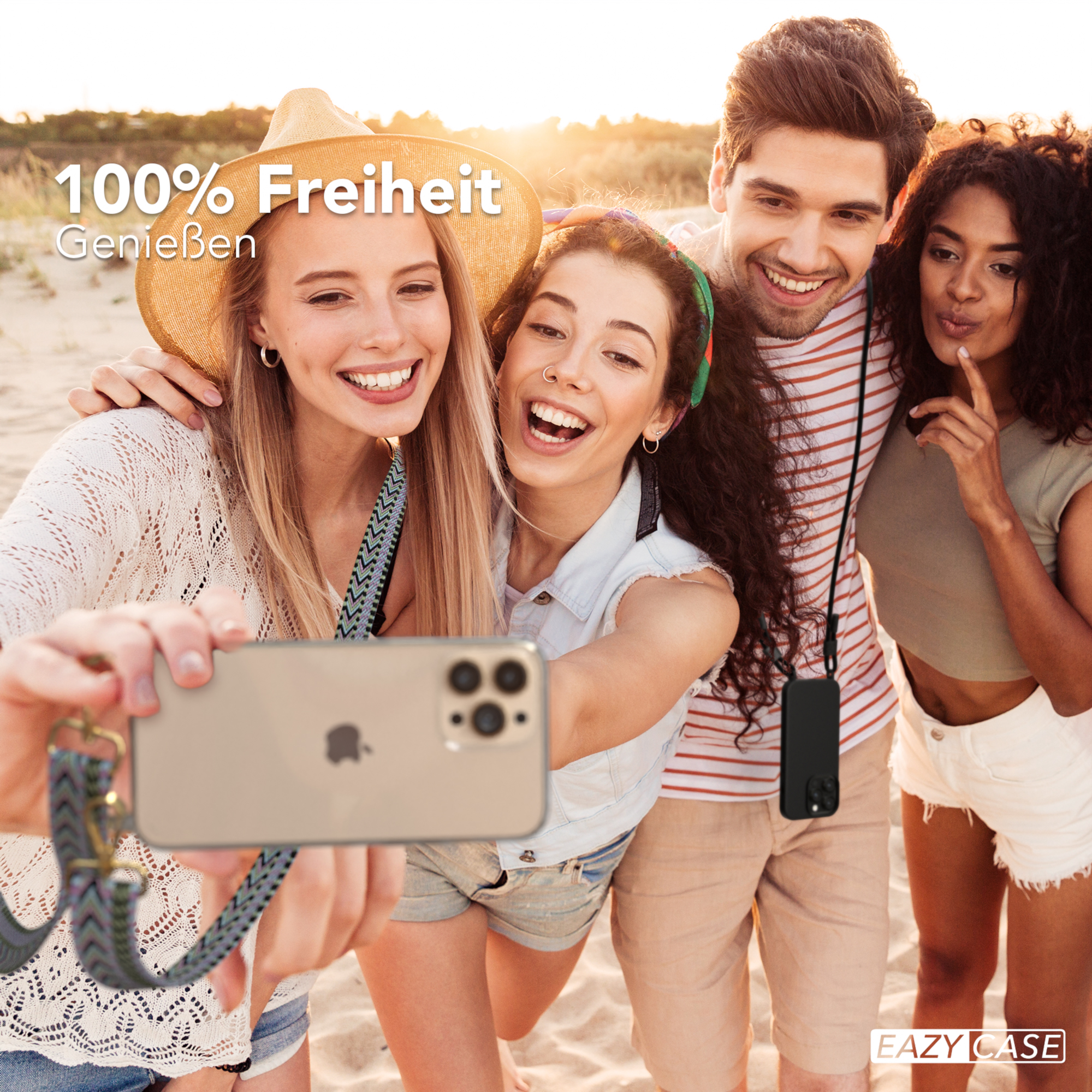 Vier Personen machen ein Selfie am Strand. Sie lächeln und halten ein Telefon mit Hülle.
