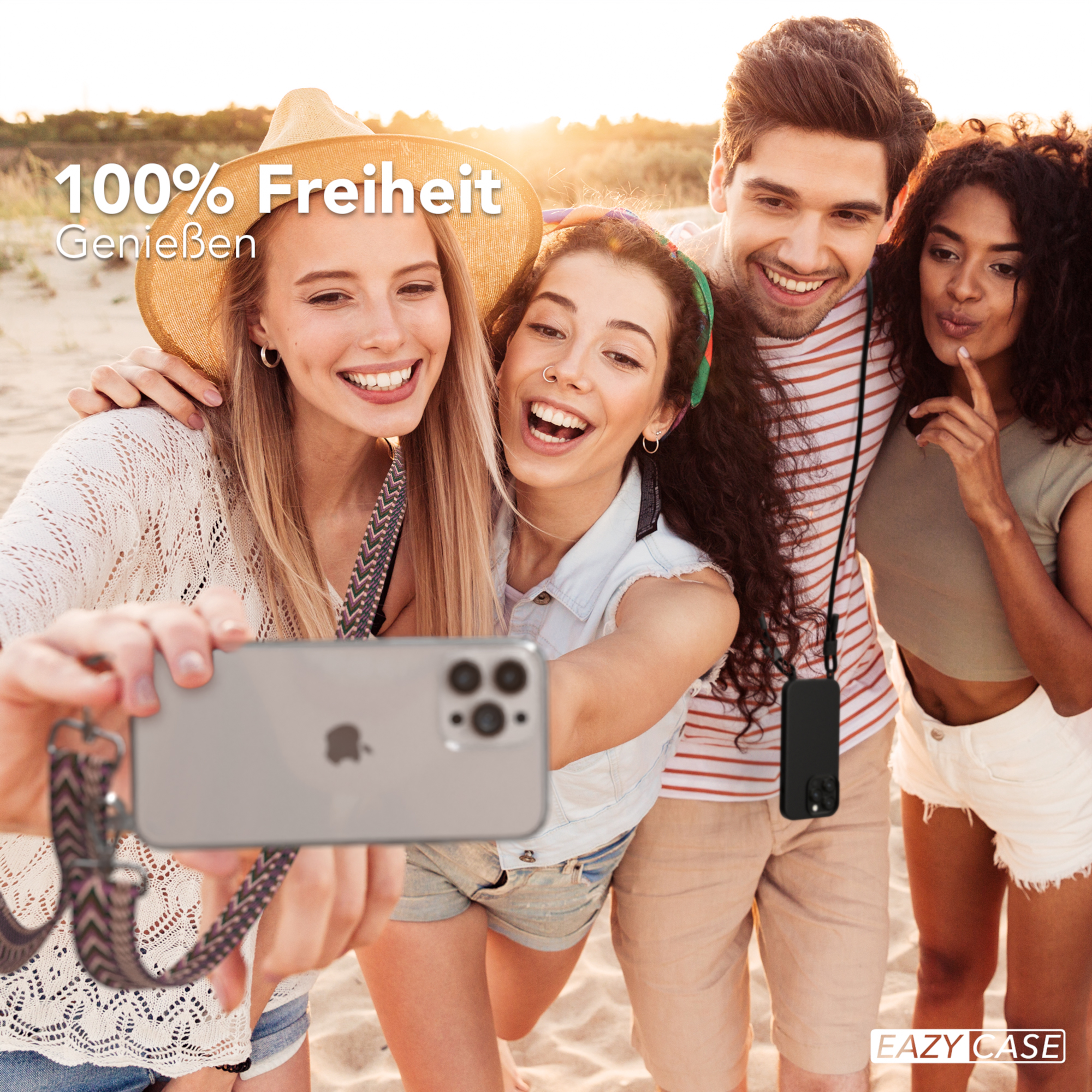 Vier Personen machen ein Selfie am Strand und halten ein Telefon mit Gurt.