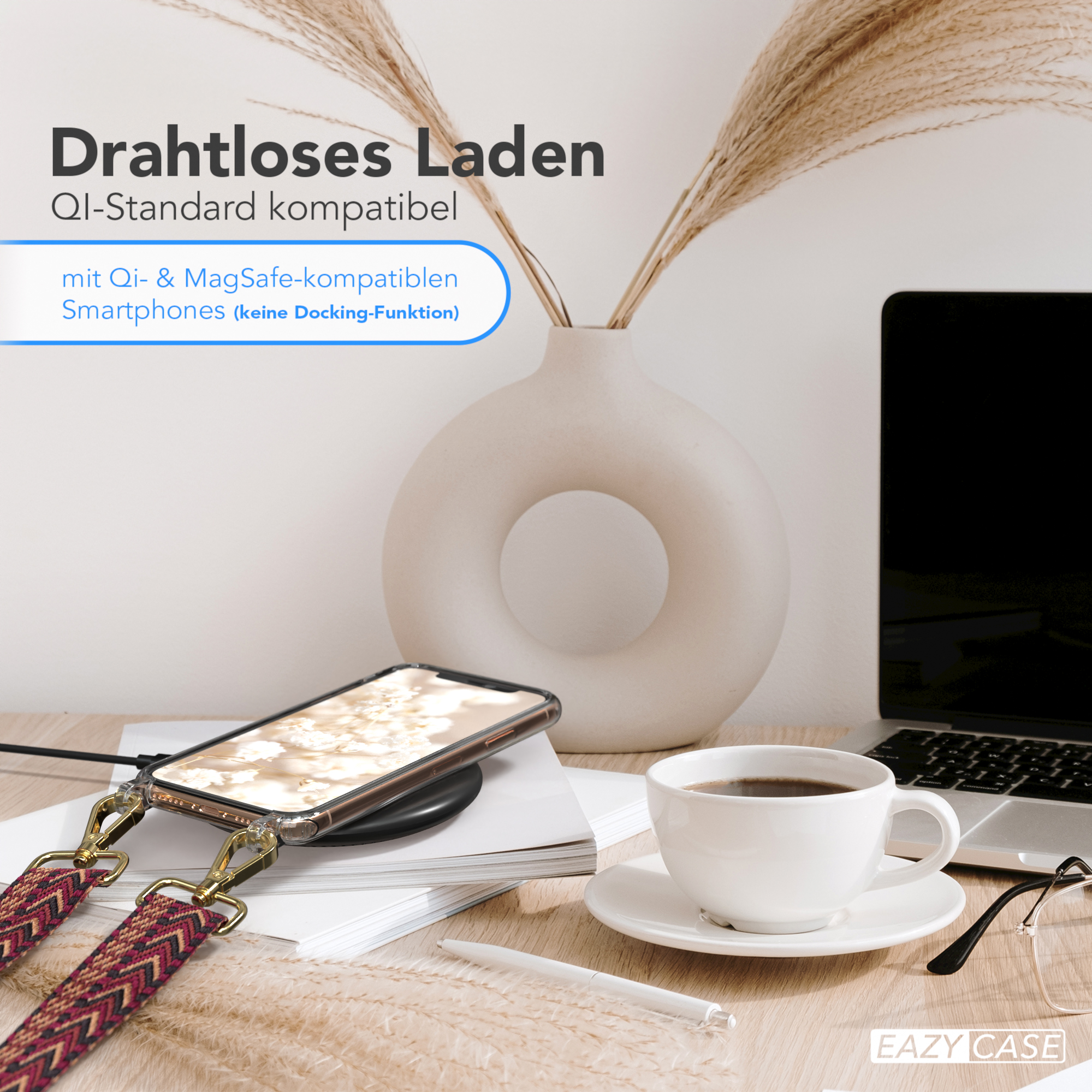 Ein Telefon auf einem kabellosen Ladegerät mit einer Kaffeetasse und Blumen.