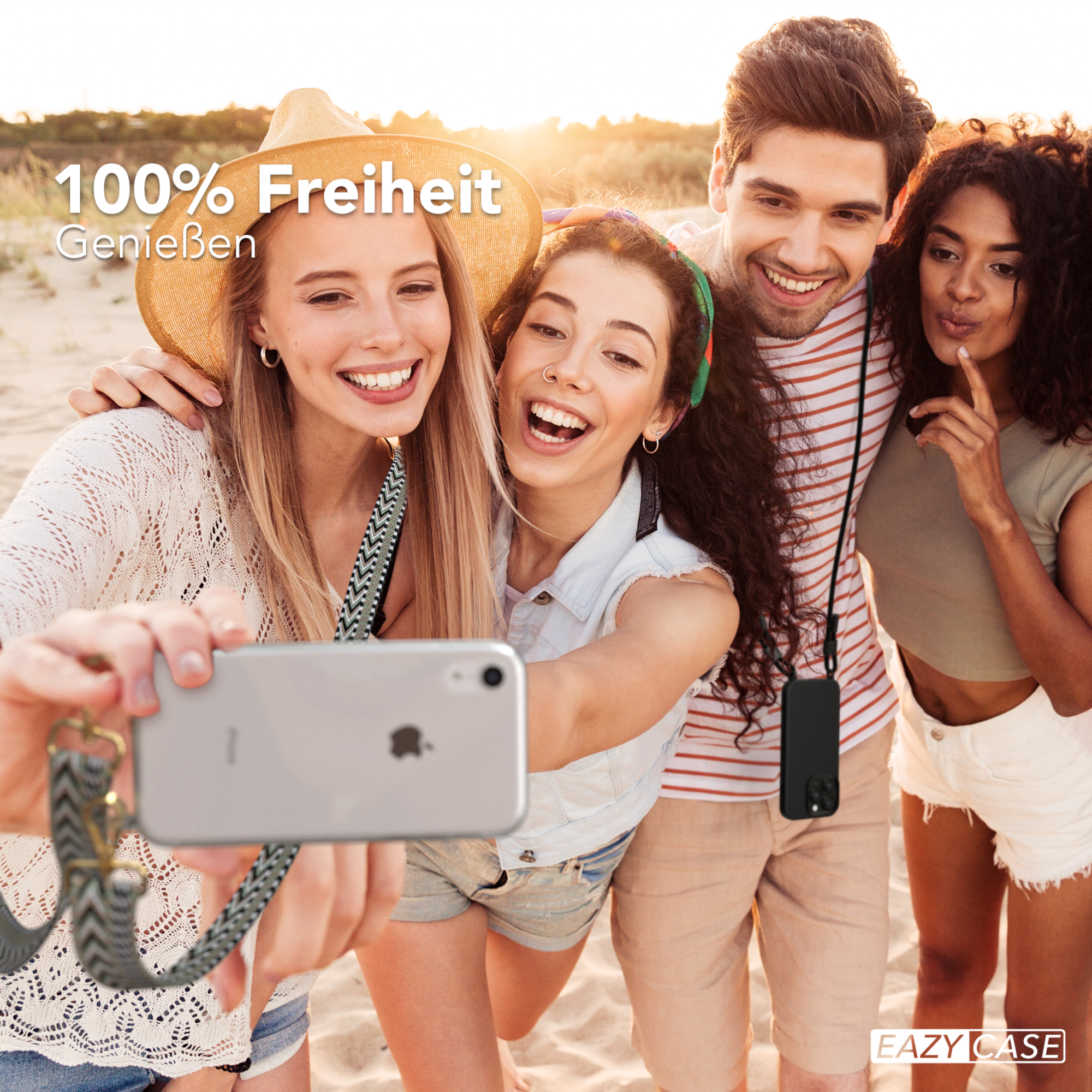 Vier Personen machen ein Selfie am Strand. Das Telefon hat einen Riemen. Sonniger Tag. Text-Overlay.