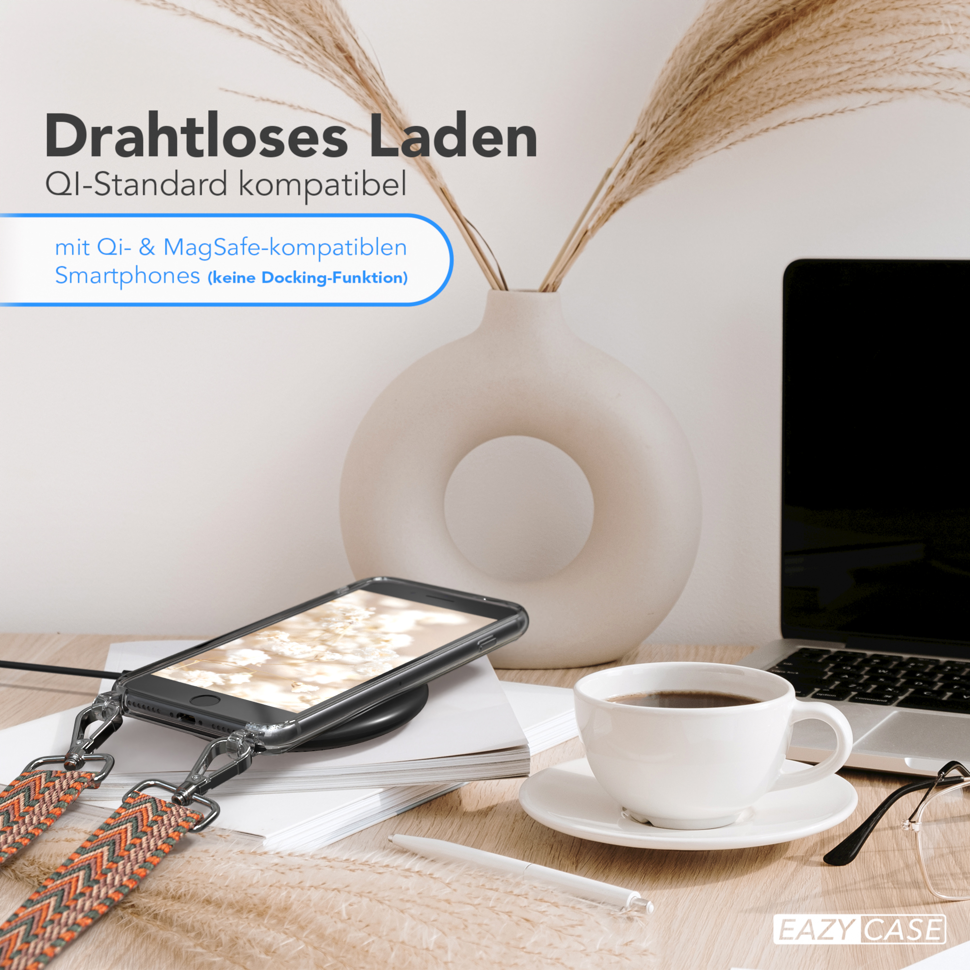 Telefon auf kabellosem Ladegerät, mit Kaffeetasse, Vase und Stift.