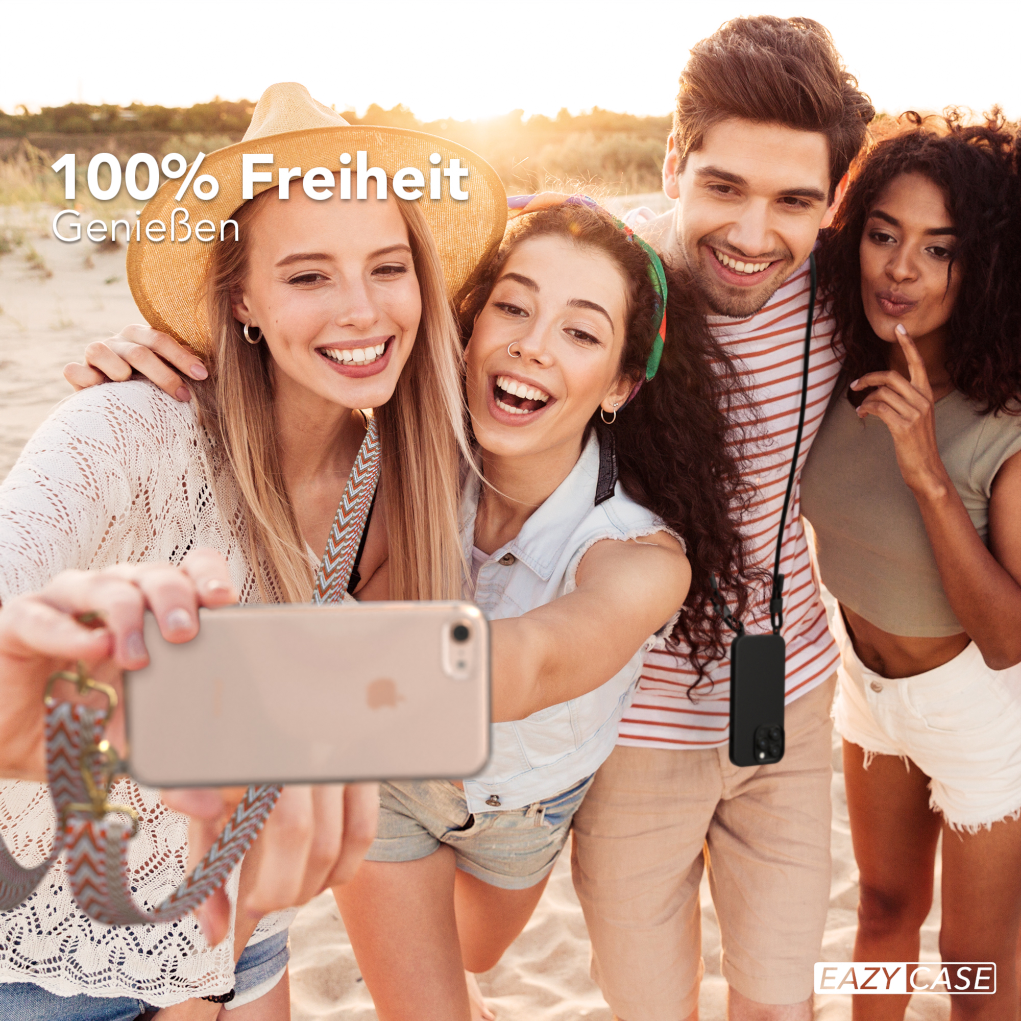 Vier Personen machen ein Selfie am Strand und halten ein Telefon mit Gurt.