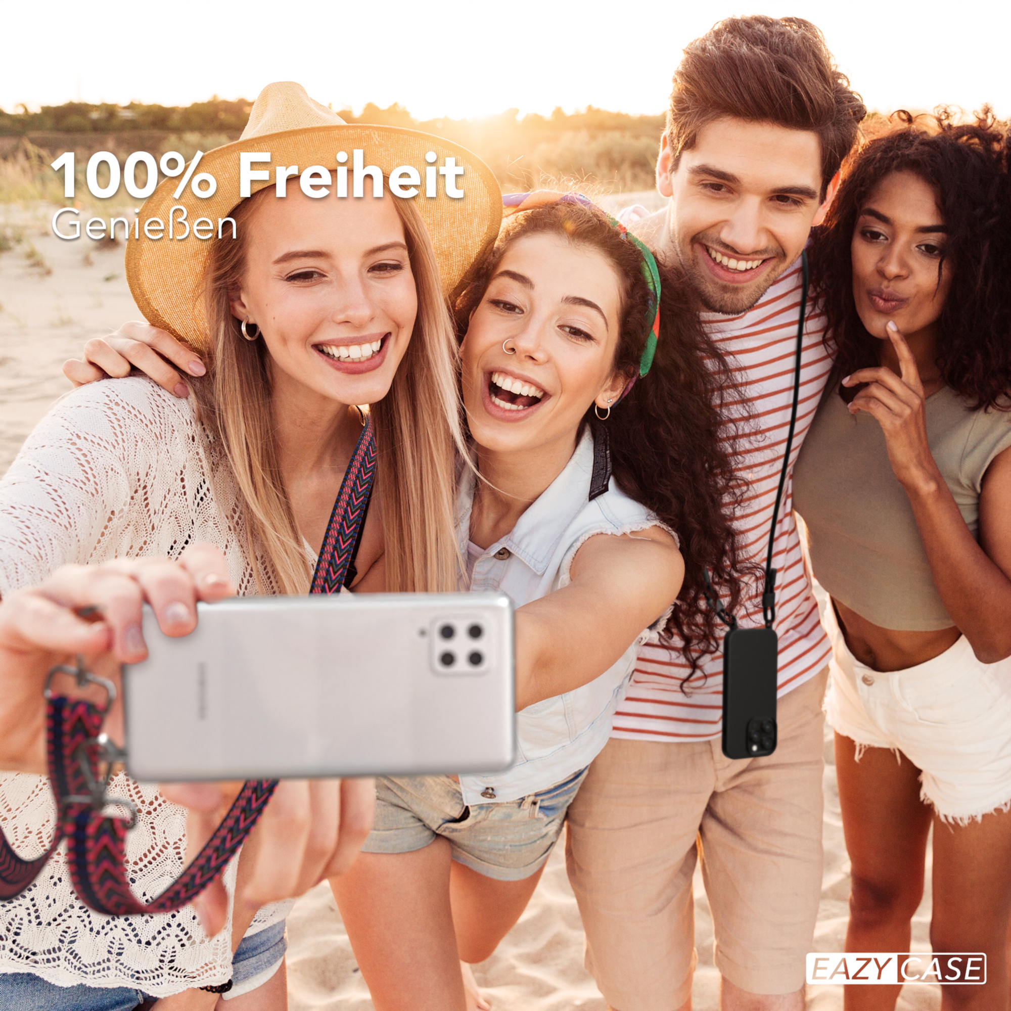 Gruppe von Personen, die ein Selfie am Strand machen. Text: 100% Freiheit, Eazy Case.