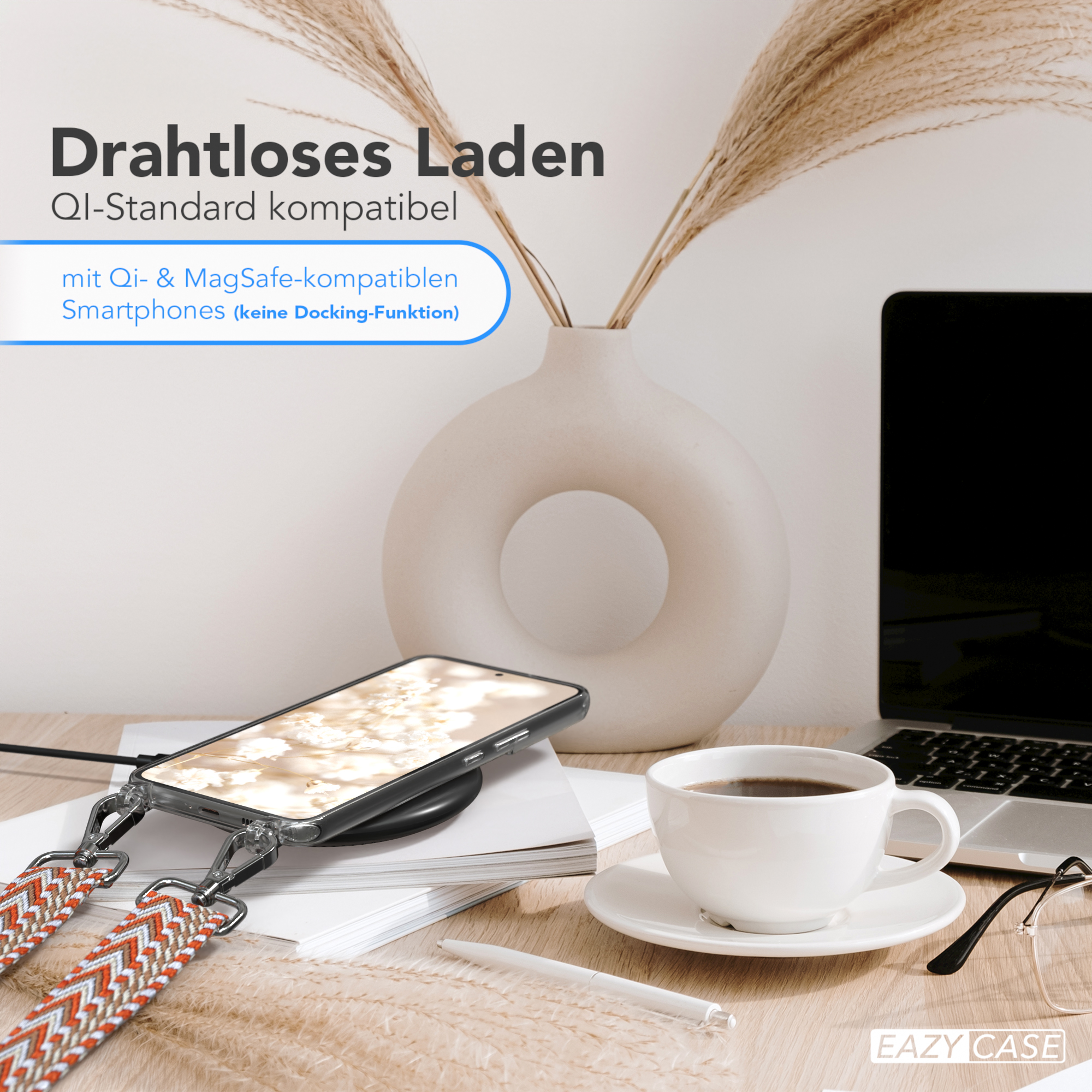 Ein Telefon, das drahtlos auf einem Schreibtisch mit einer Kaffeetasse, einem Laptop und einer Vase mit Pflanzen aufgeladen wird.