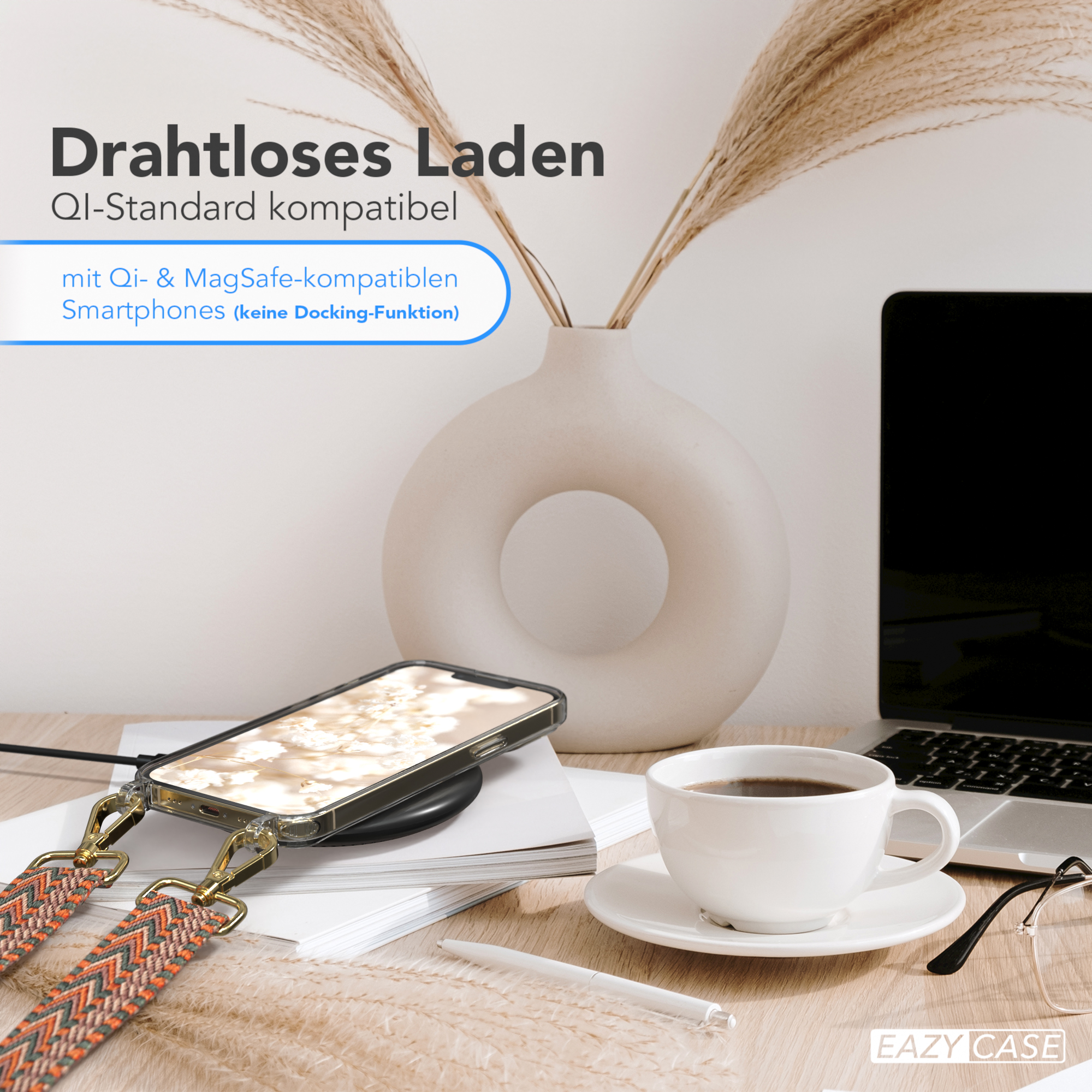 Telefon auf kabellosem Ladegerät mit Handytasche. Weiße Vase und eine Tasse Kaffee auf dem Schreibtisch.