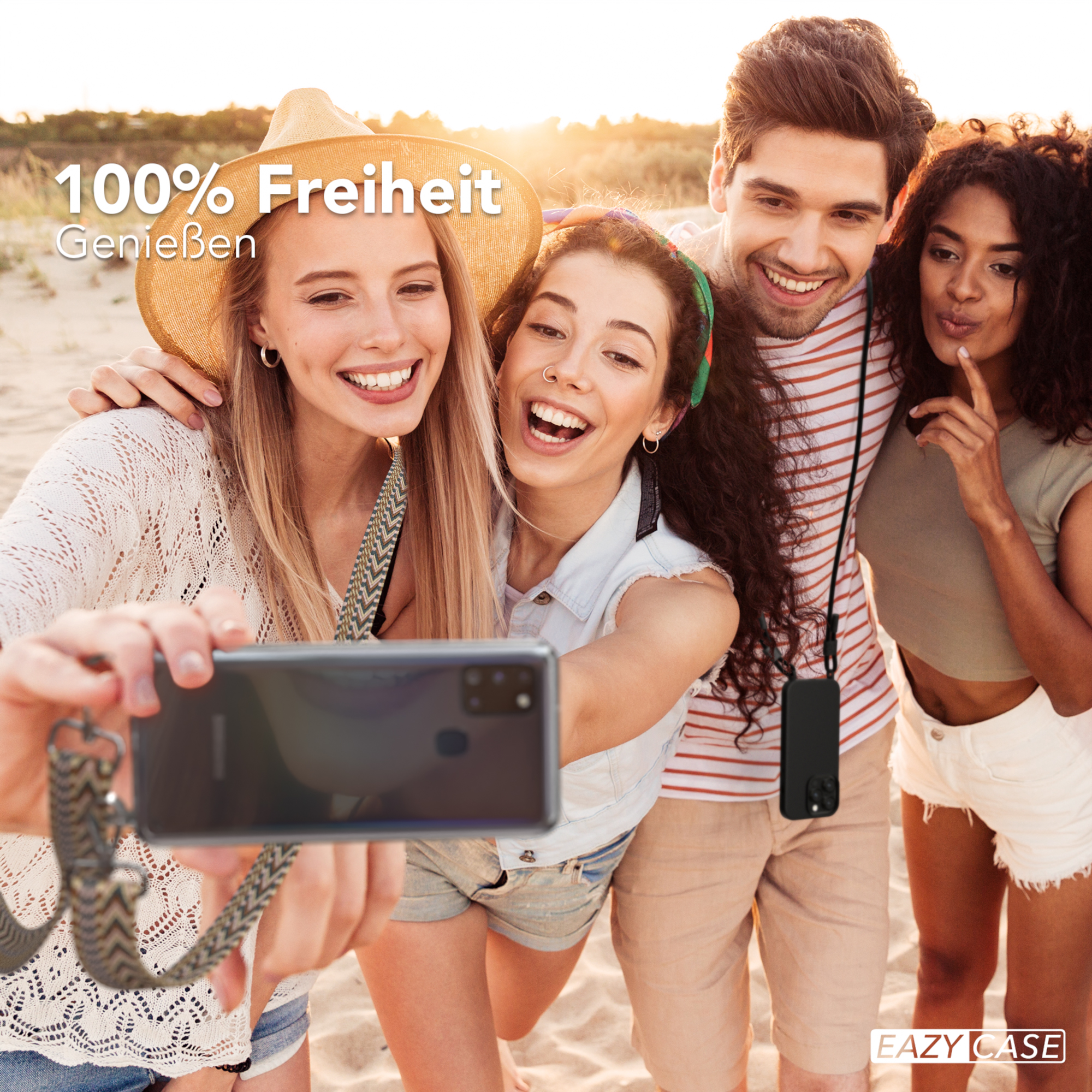 Vier Personen machen Selfie am Strand. Frau hält Telefon mit Band. Text: '100% Freiheit Genießen.'