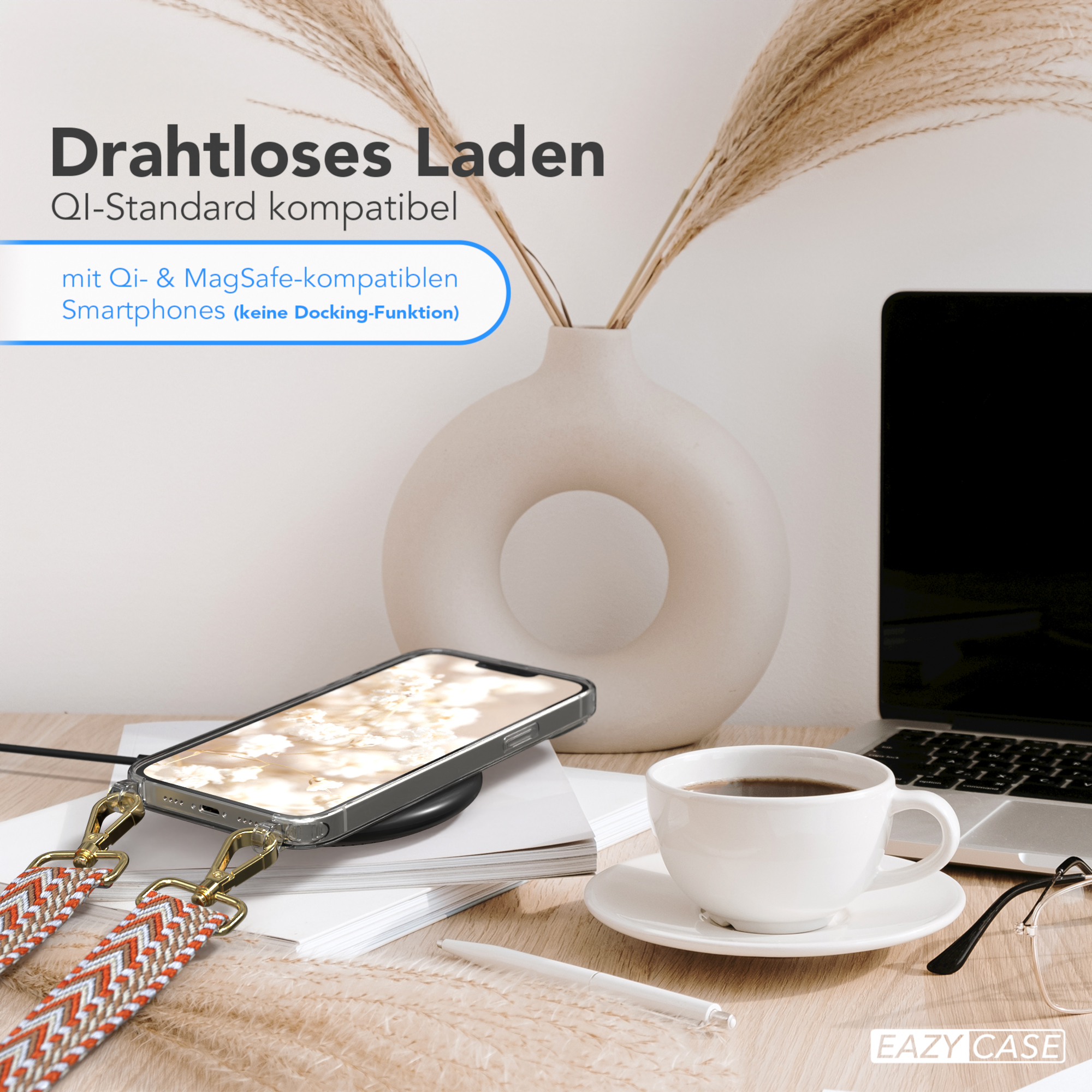 Telefon lädt, Kaffeetasse, Vase, Laptop und Brille auf Holztisch. Kabelloses Laden.