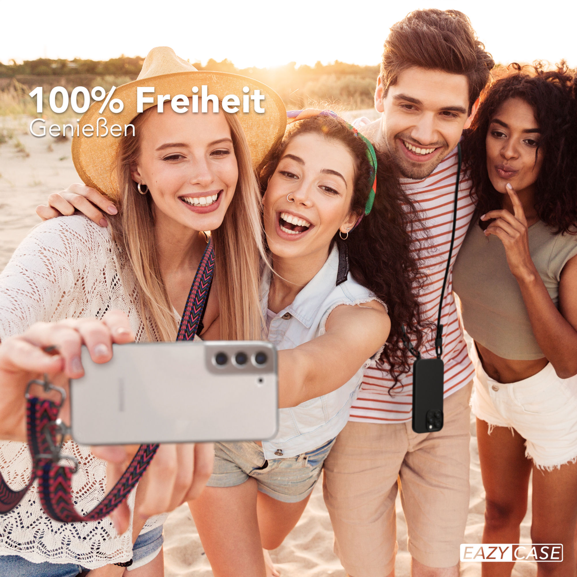 Freundesgruppe macht Selfie am Strand. Text: 100 % Freiheit.