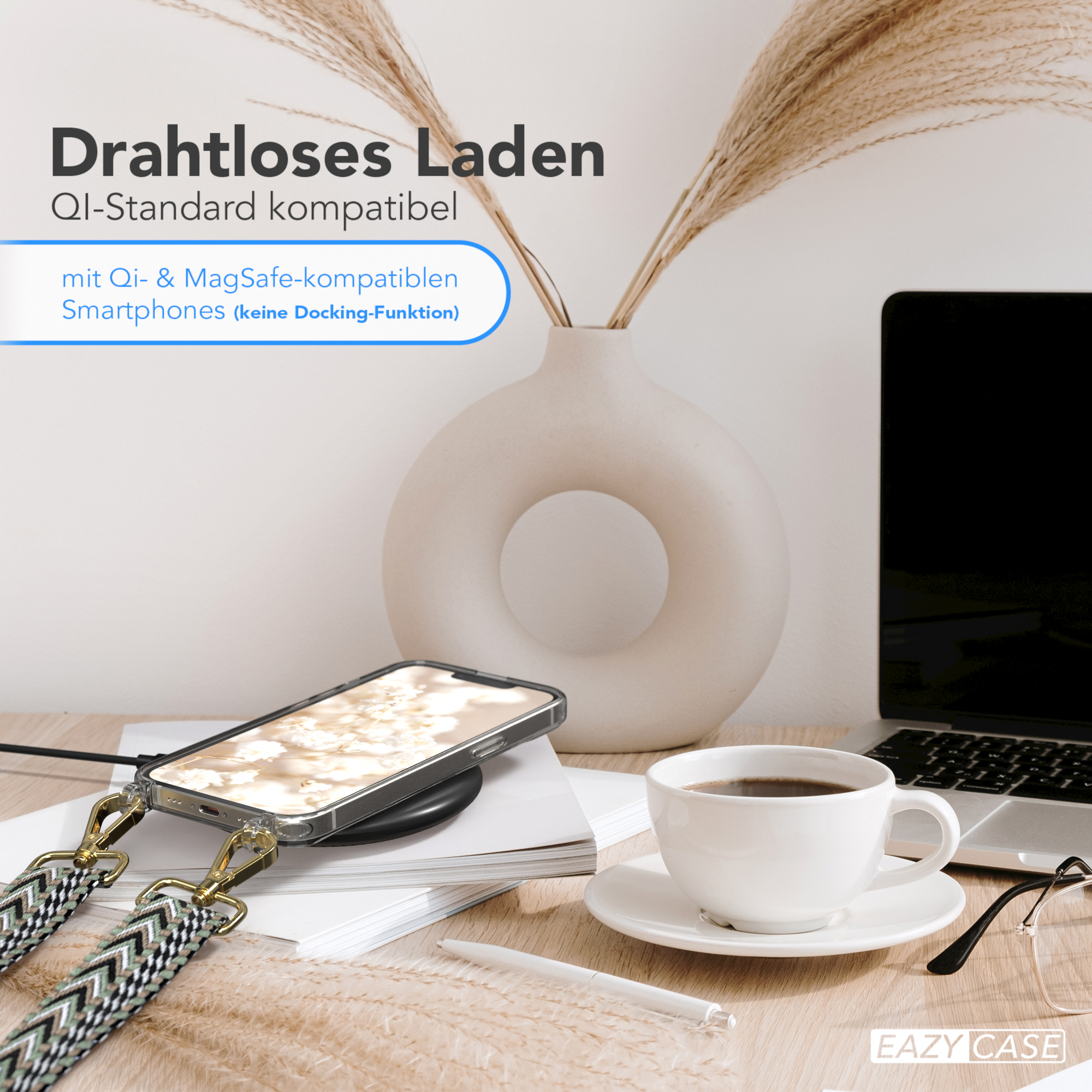 Telefon auf kabellosem Ladegerät. Kaffeetasse, Brille und Blumen auf Tisch. Text über kabelloses Laden.